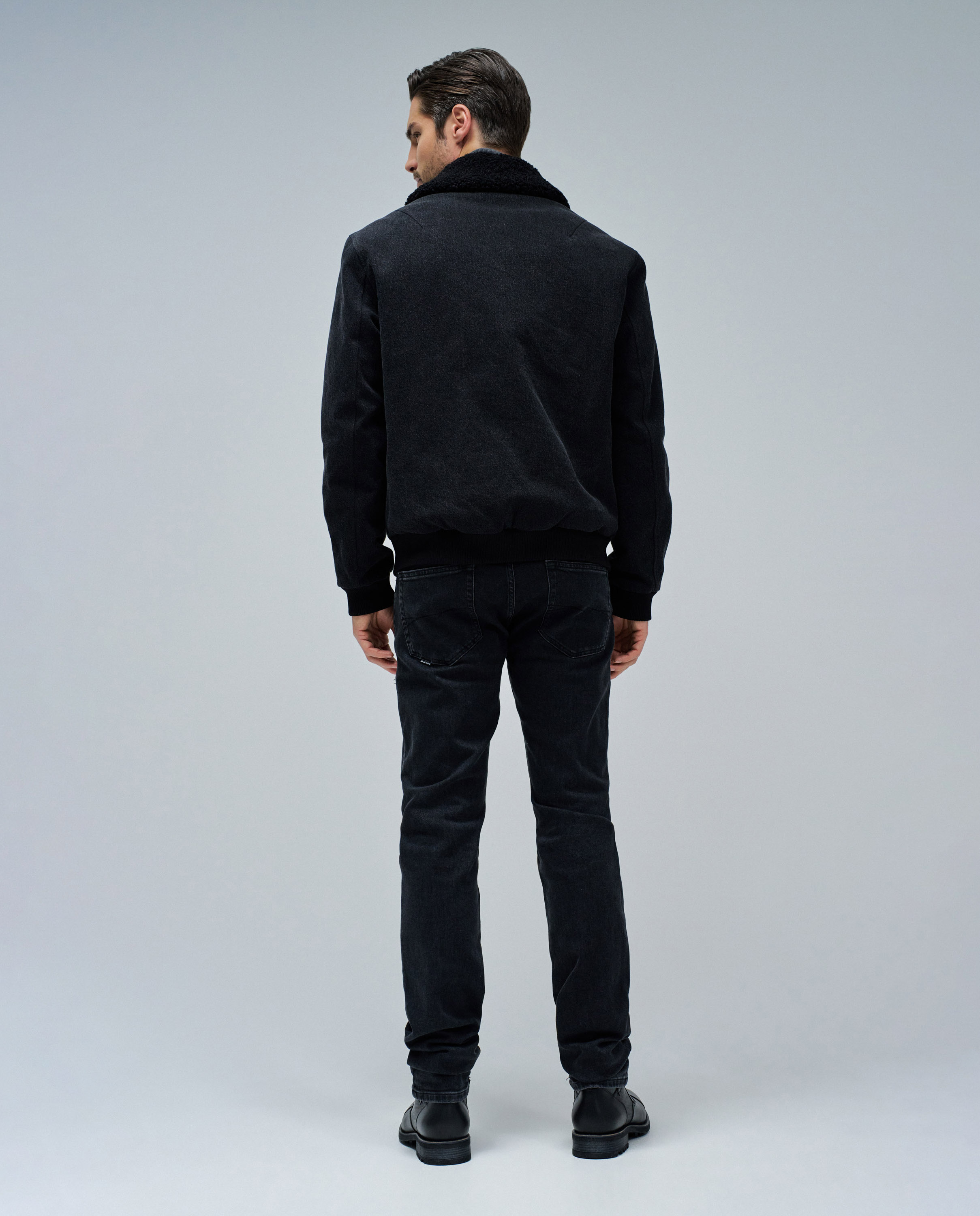 Blusão Bomber com Gola de Pelo Preto-3