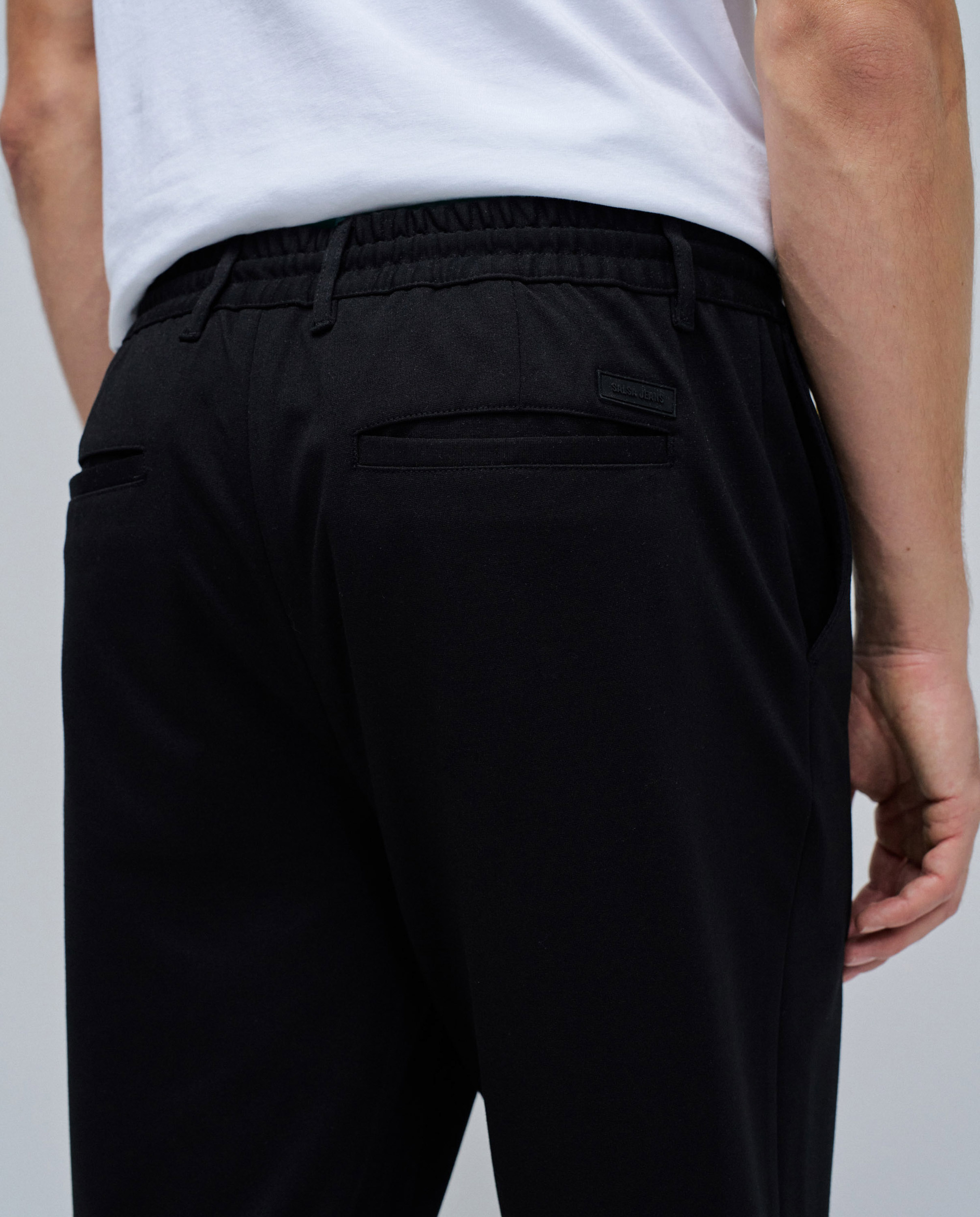 Calças Joggers Slim Fit em Tecido Preto-4