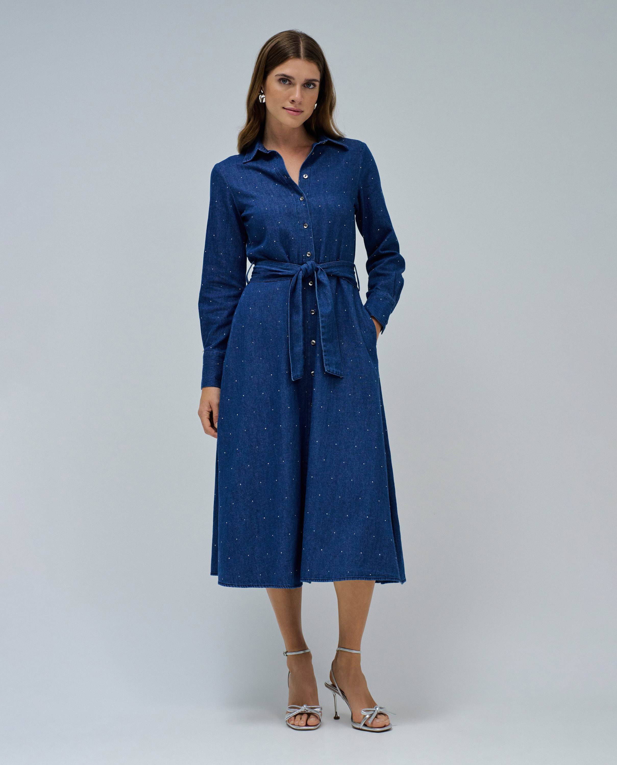 Imagem 0 de Vestido Tipo Camisa em Denim com Brilhantes