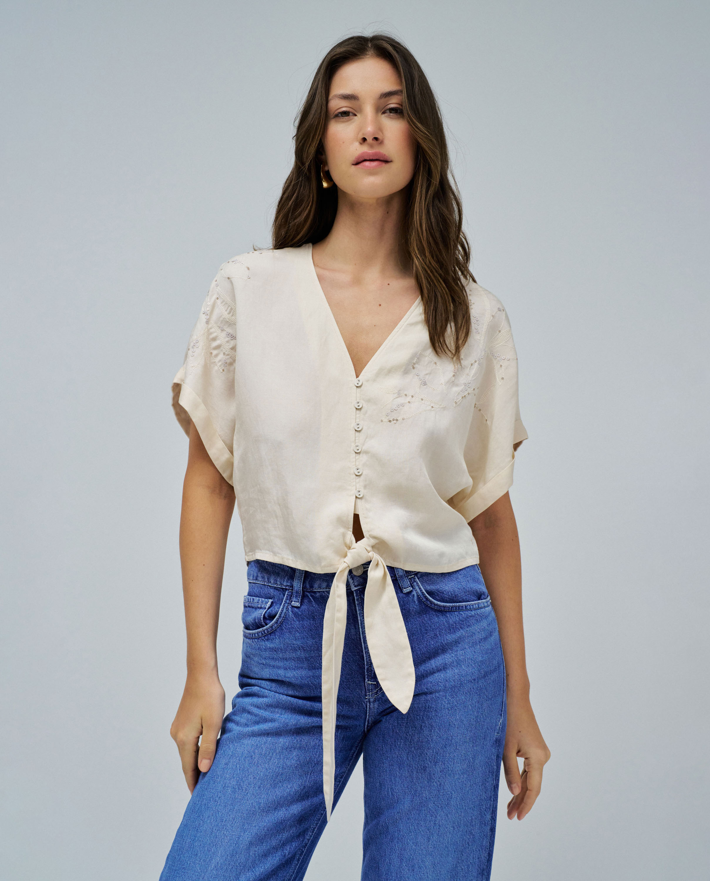 Imagem 0 de Blusa em Light Denim com Laço na Bainha