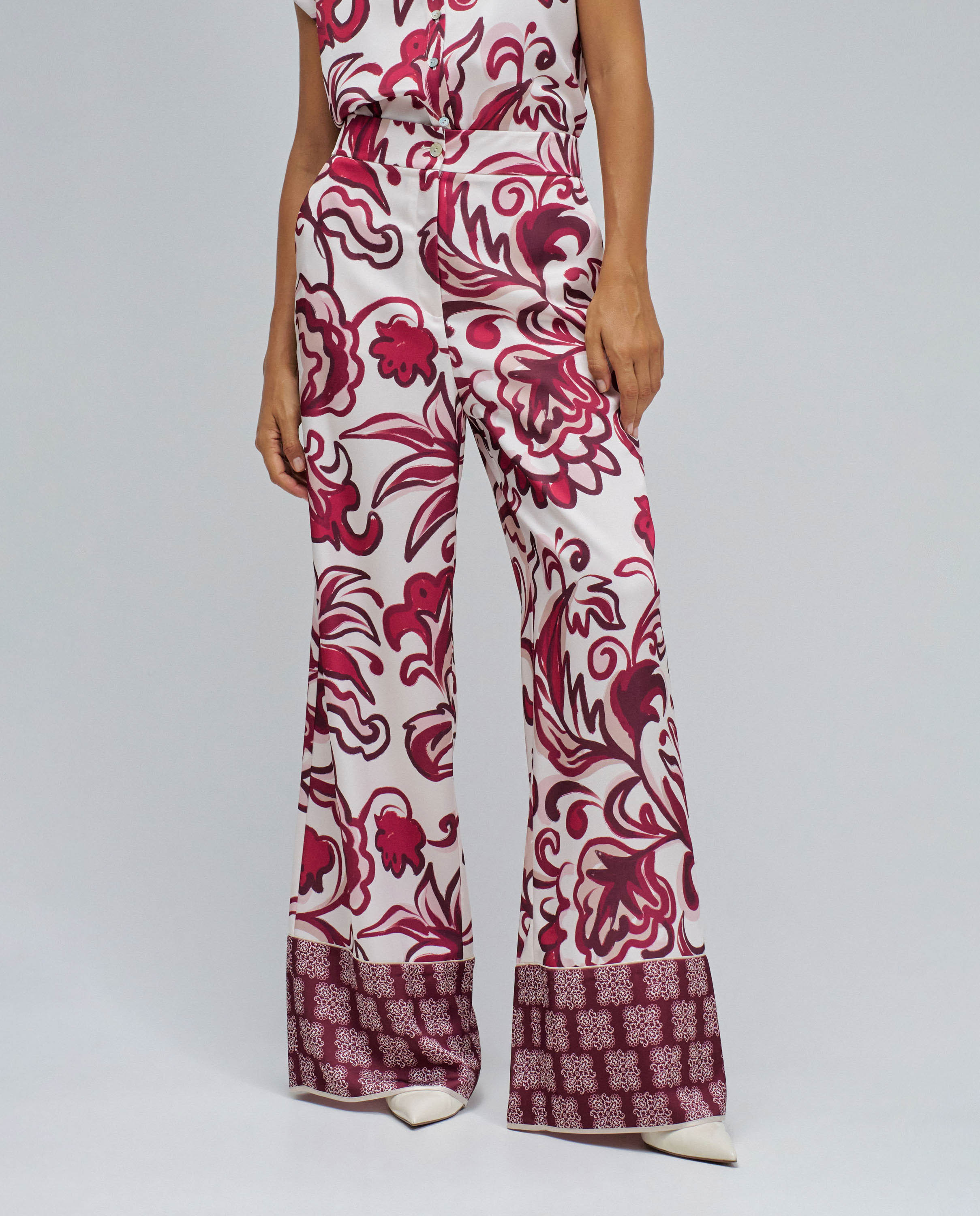 Imagem 0 de Calças Regular Fit com Estampado Floral