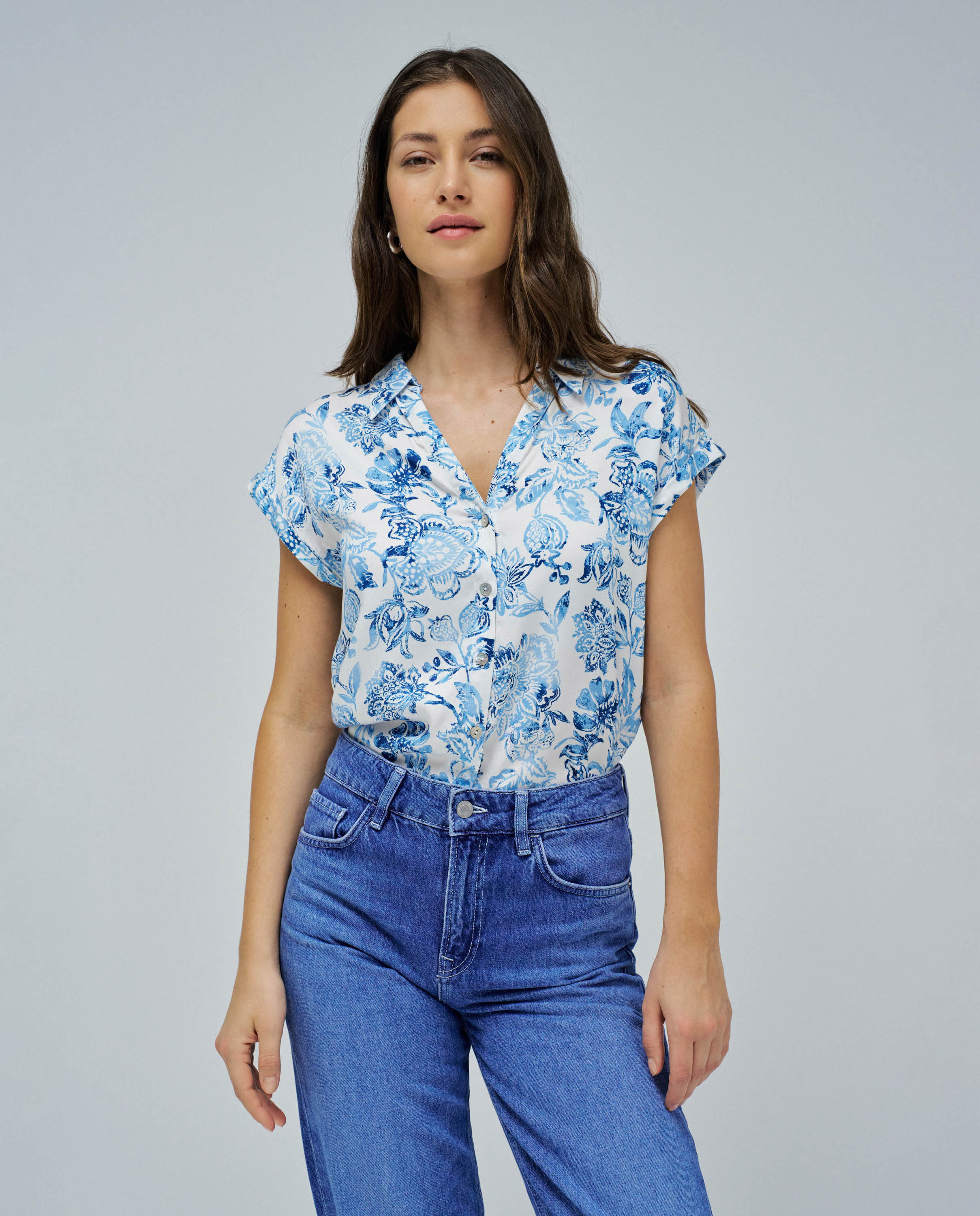 Blusa com Estampado Floral Azul / Branco-1
