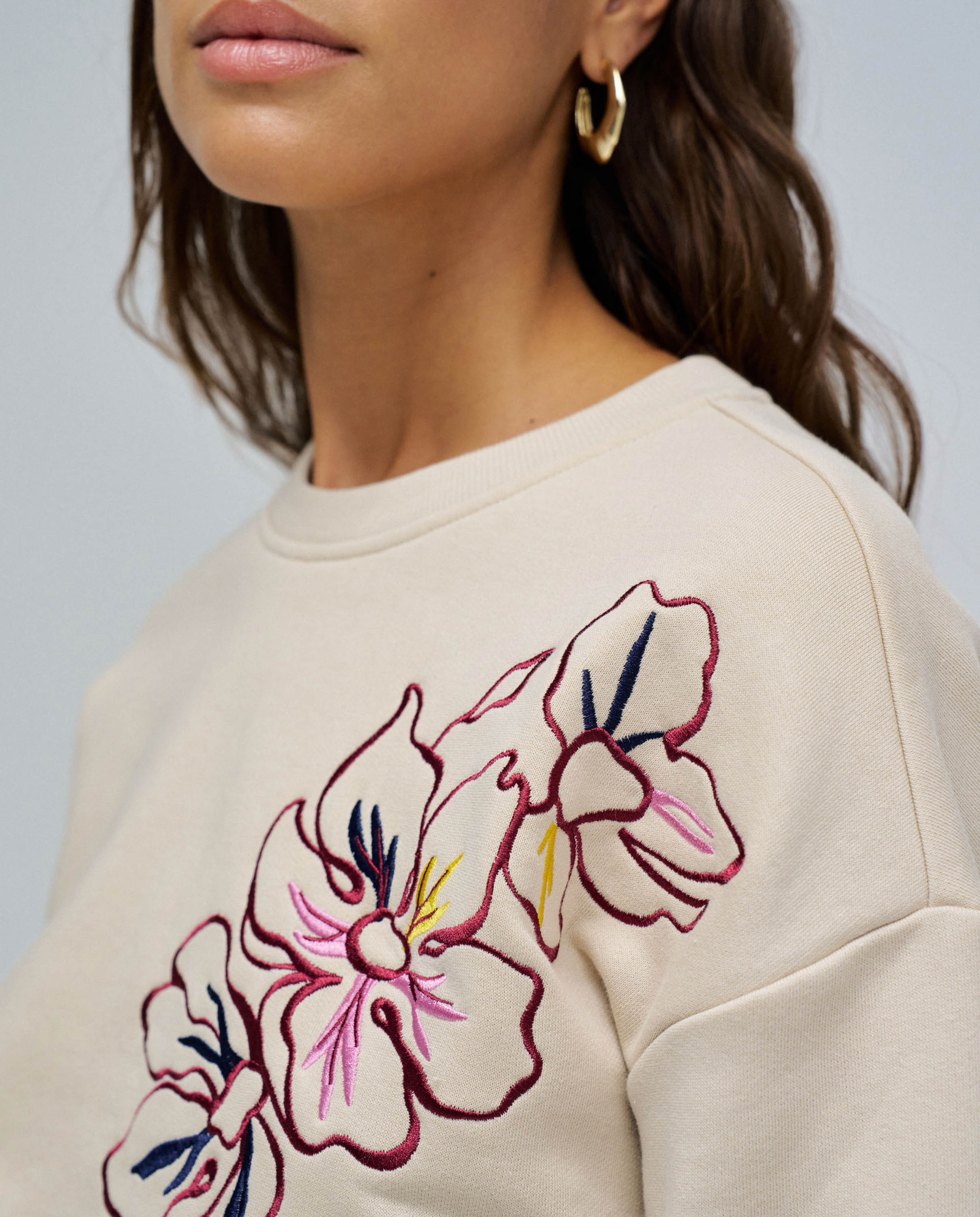 Sweatshirt com Bordado Floral Creme-4