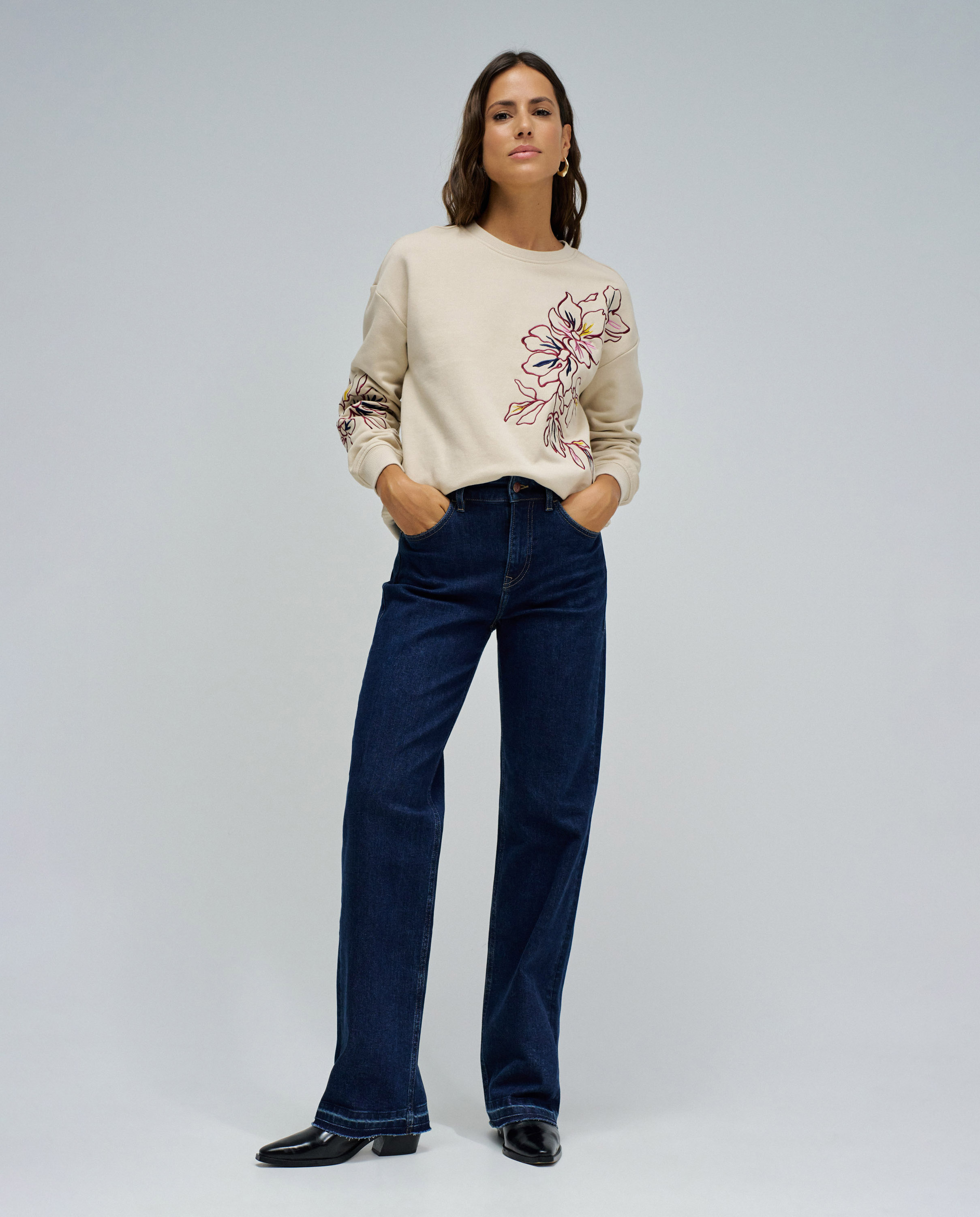 Sweatshirt com Bordado Floral Creme-5