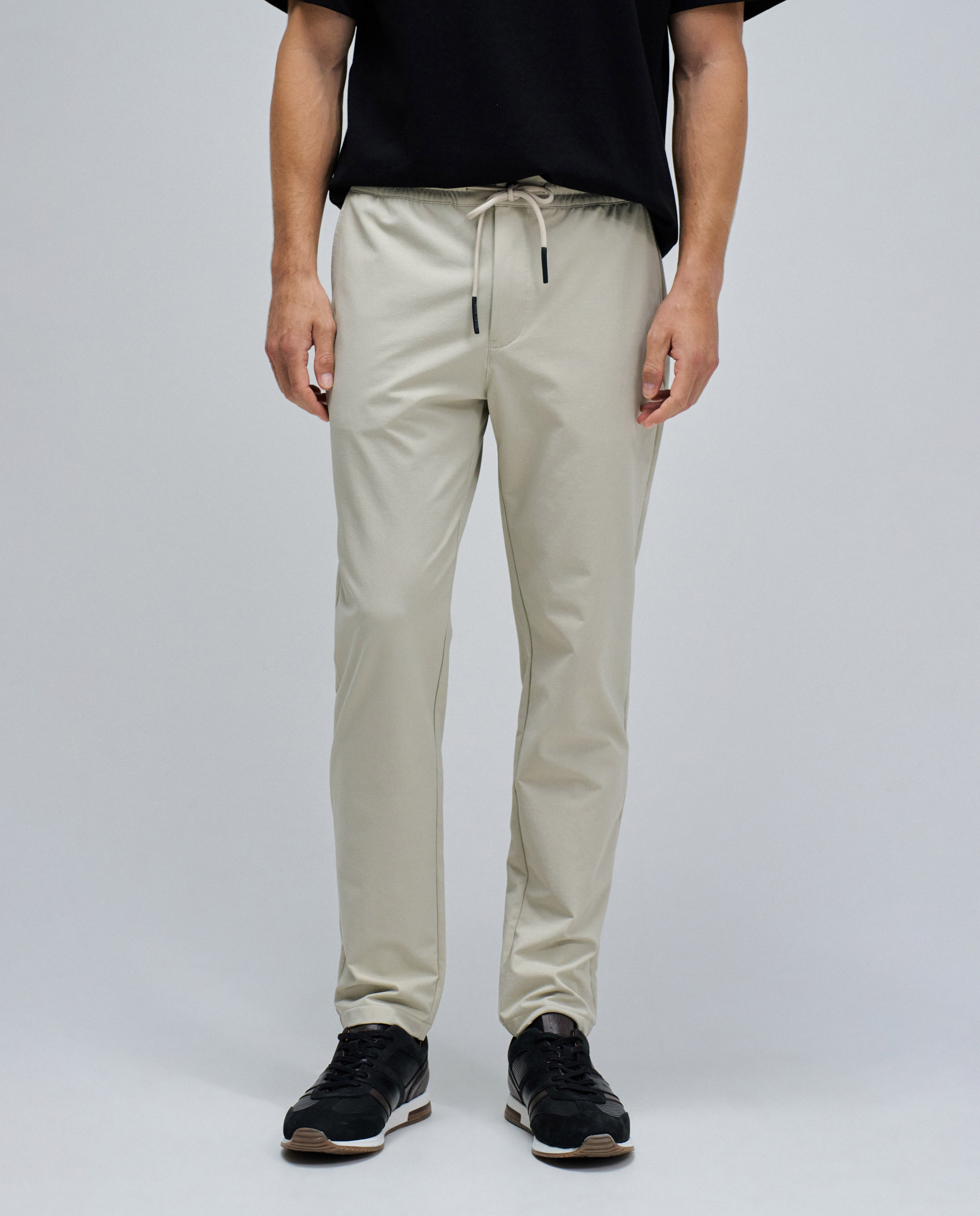 Calças Joggers Slim Fit em Tecido Natural-1