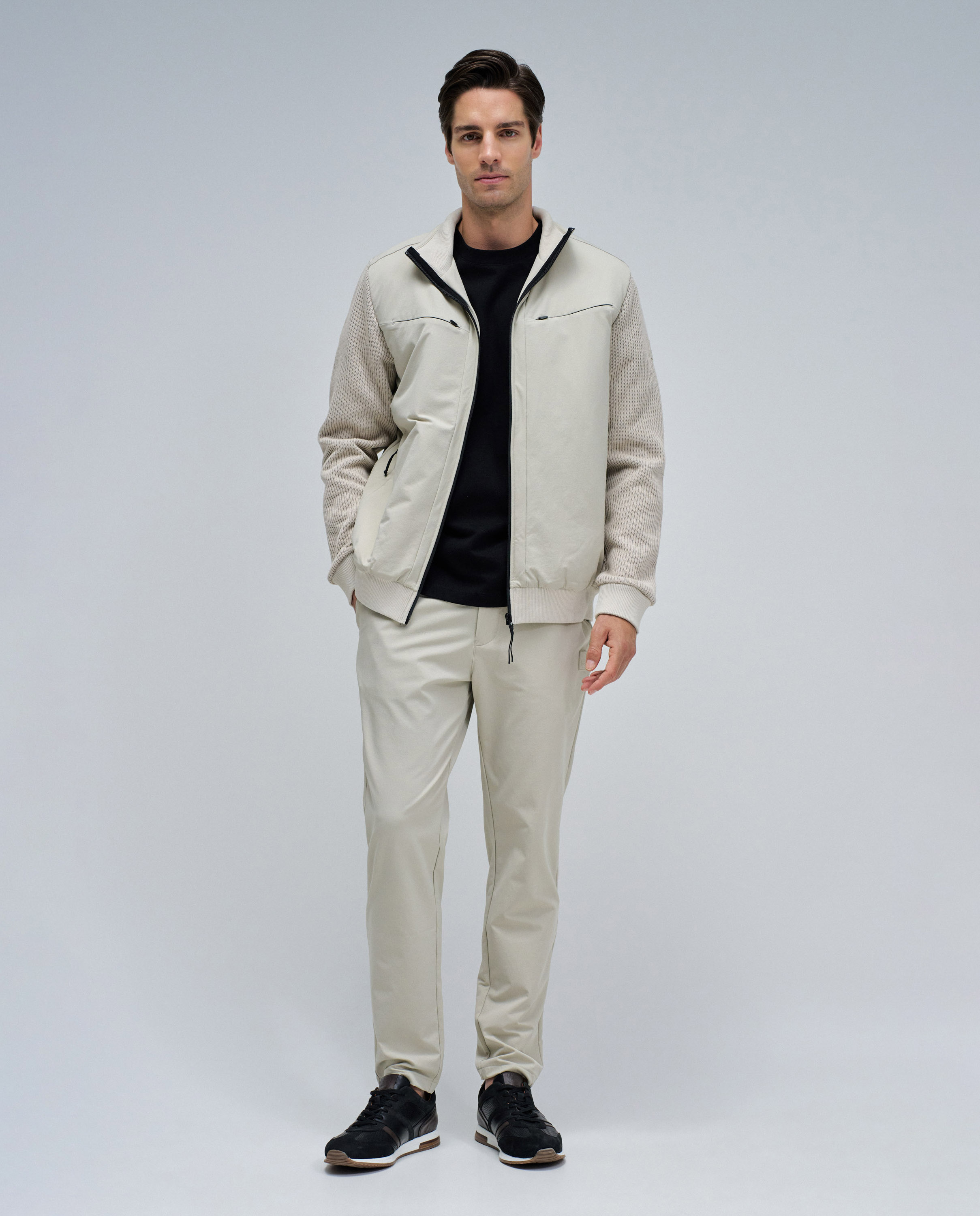 Calças Joggers Slim Fit em Tecido Natural-5