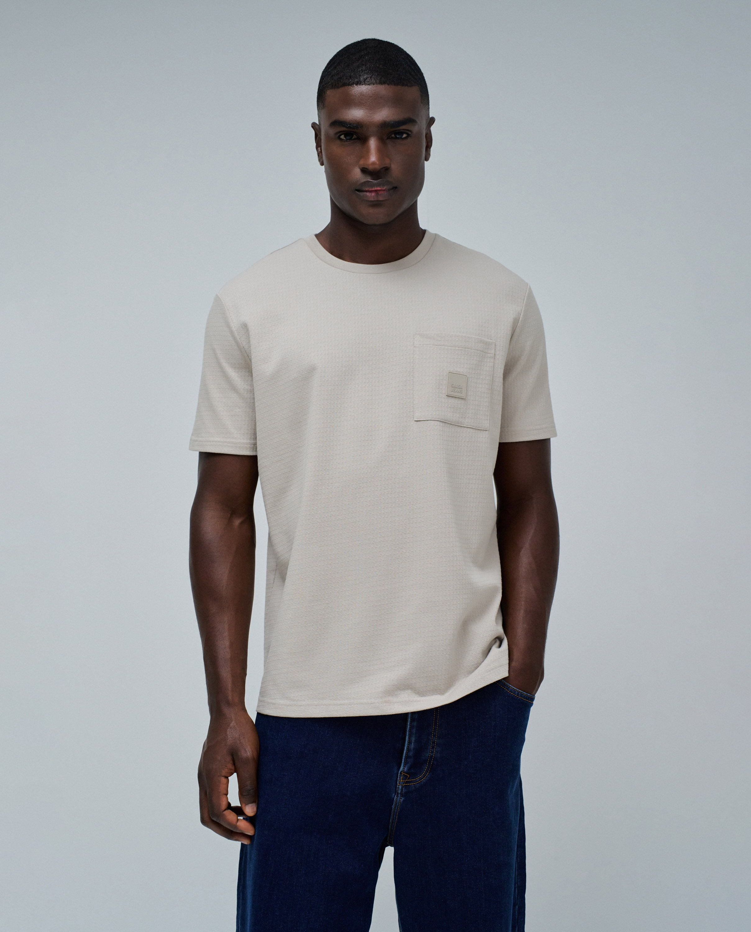 T-shirt Texturizada com Bolso Bege-1