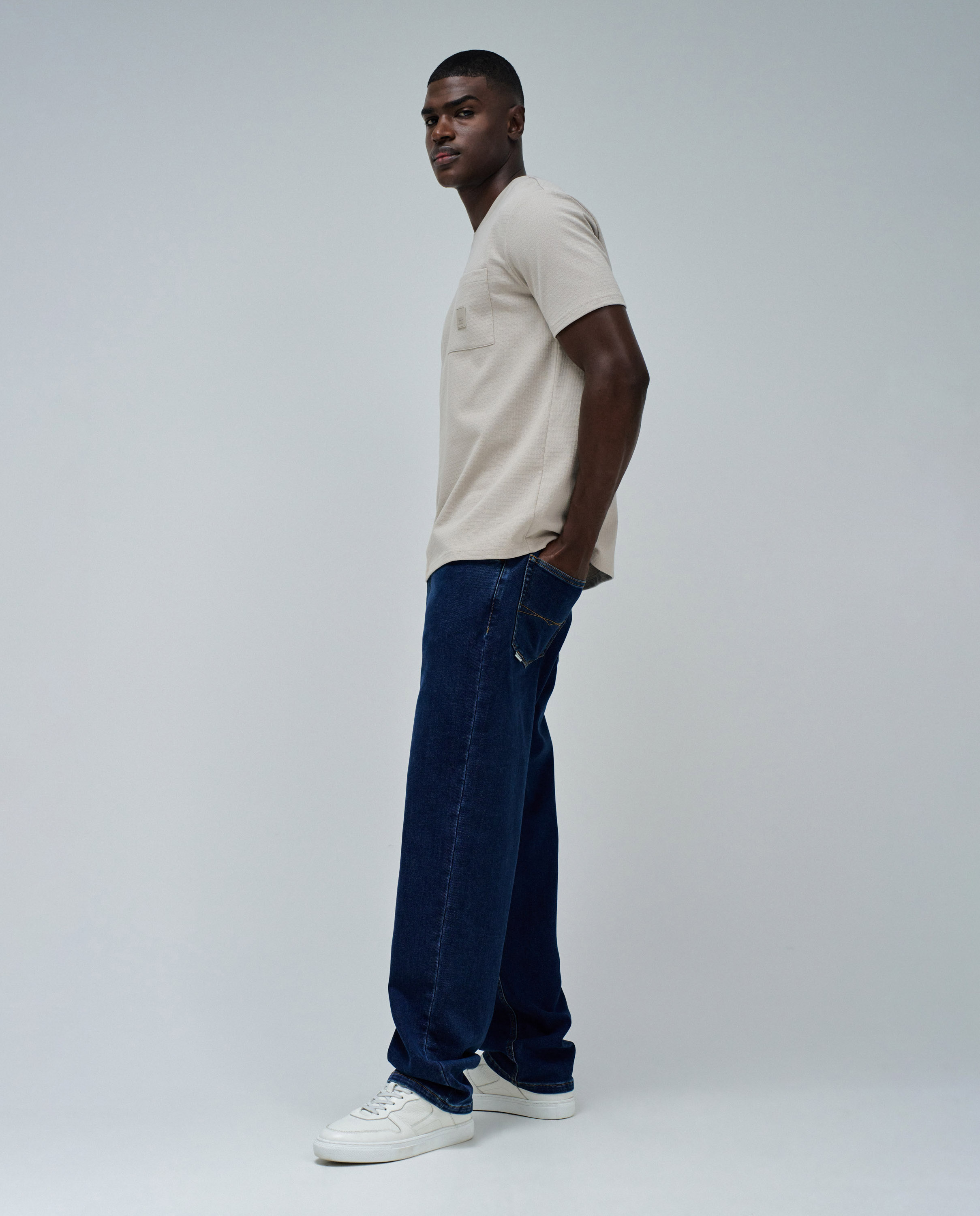 T-shirt Texturizada com Bolso Bege-2