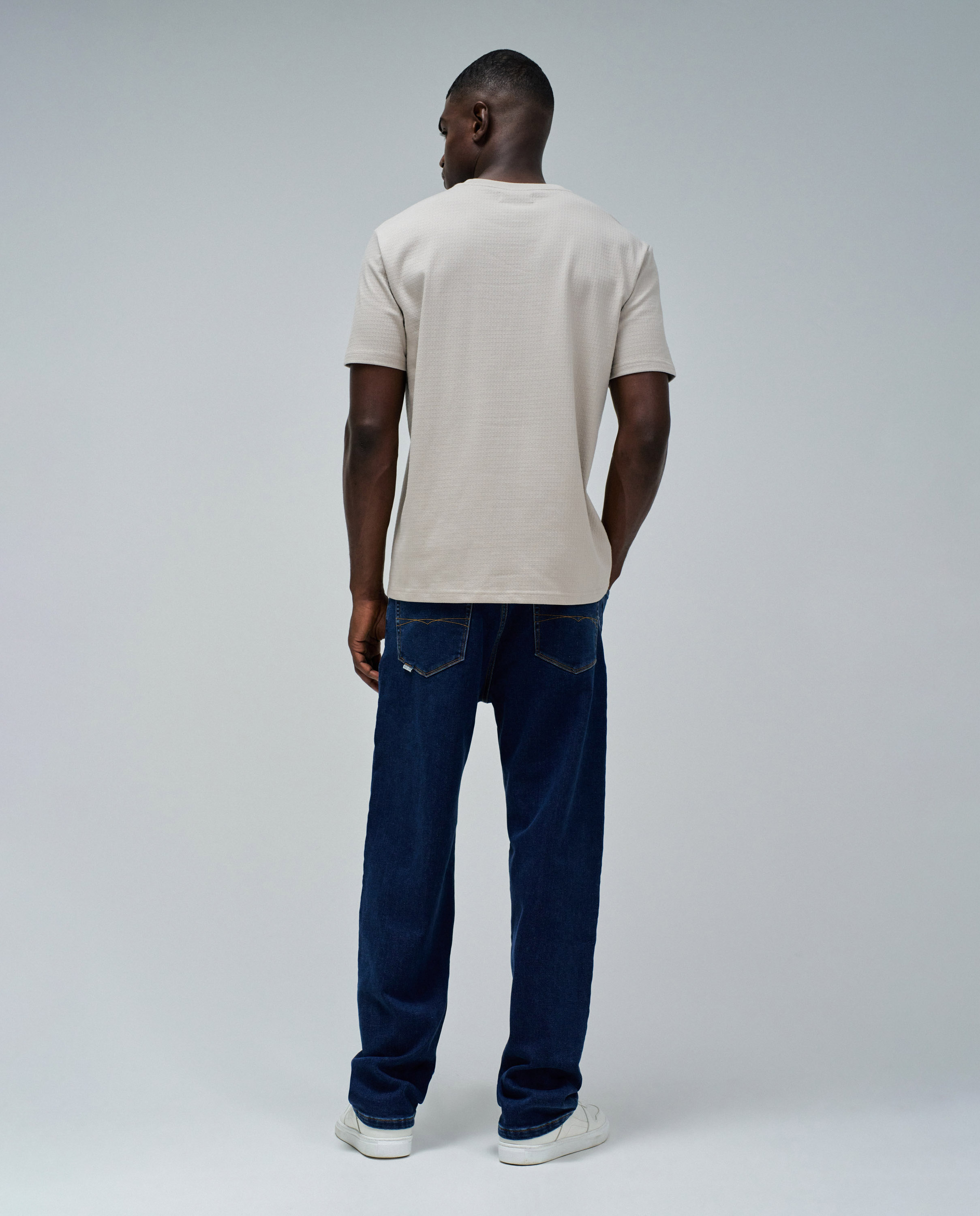 T-shirt Texturizada com Bolso Bege-3