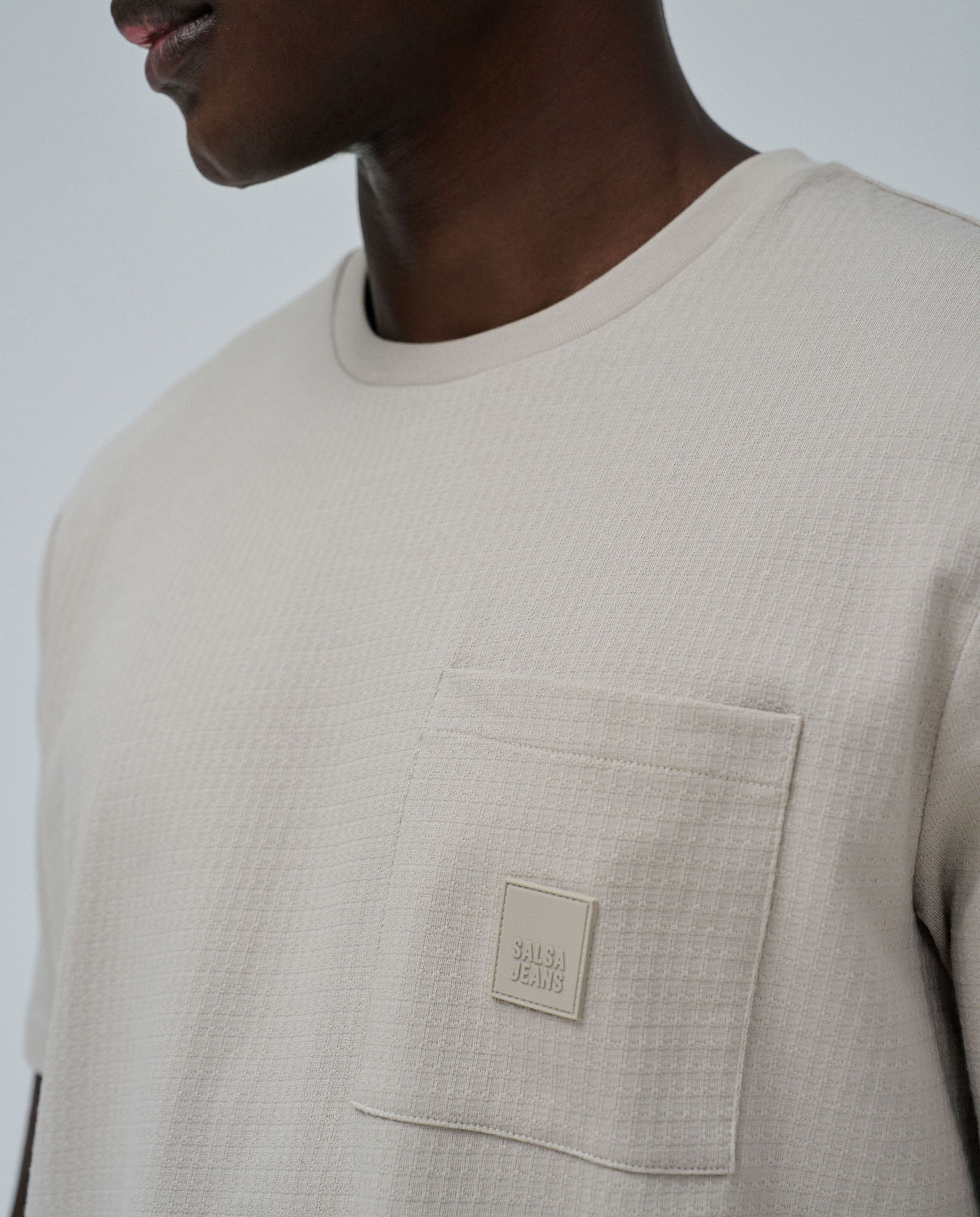 T-shirt Texturizada com Bolso Bege-4