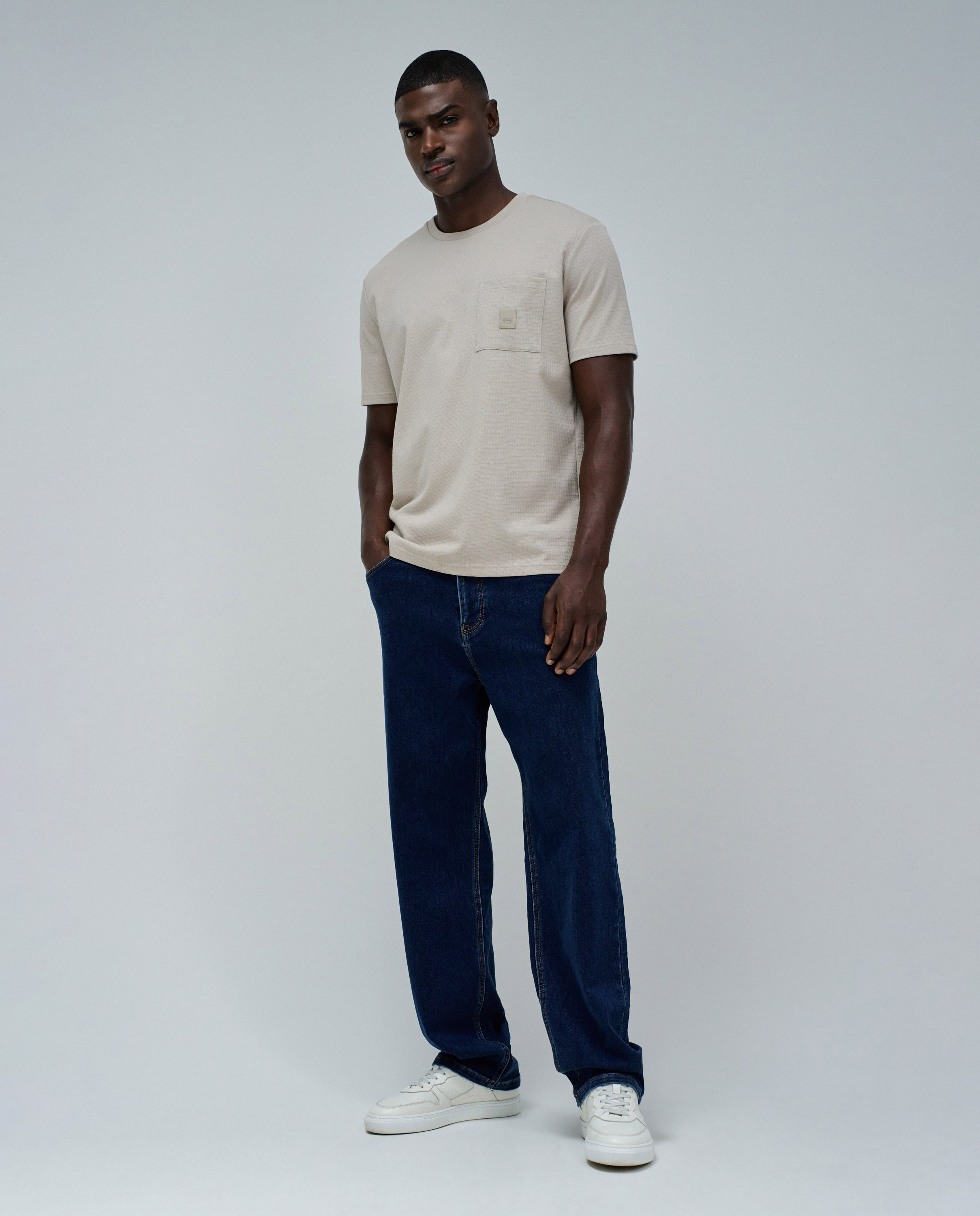 T-shirt Texturizada com Bolso Bege-5