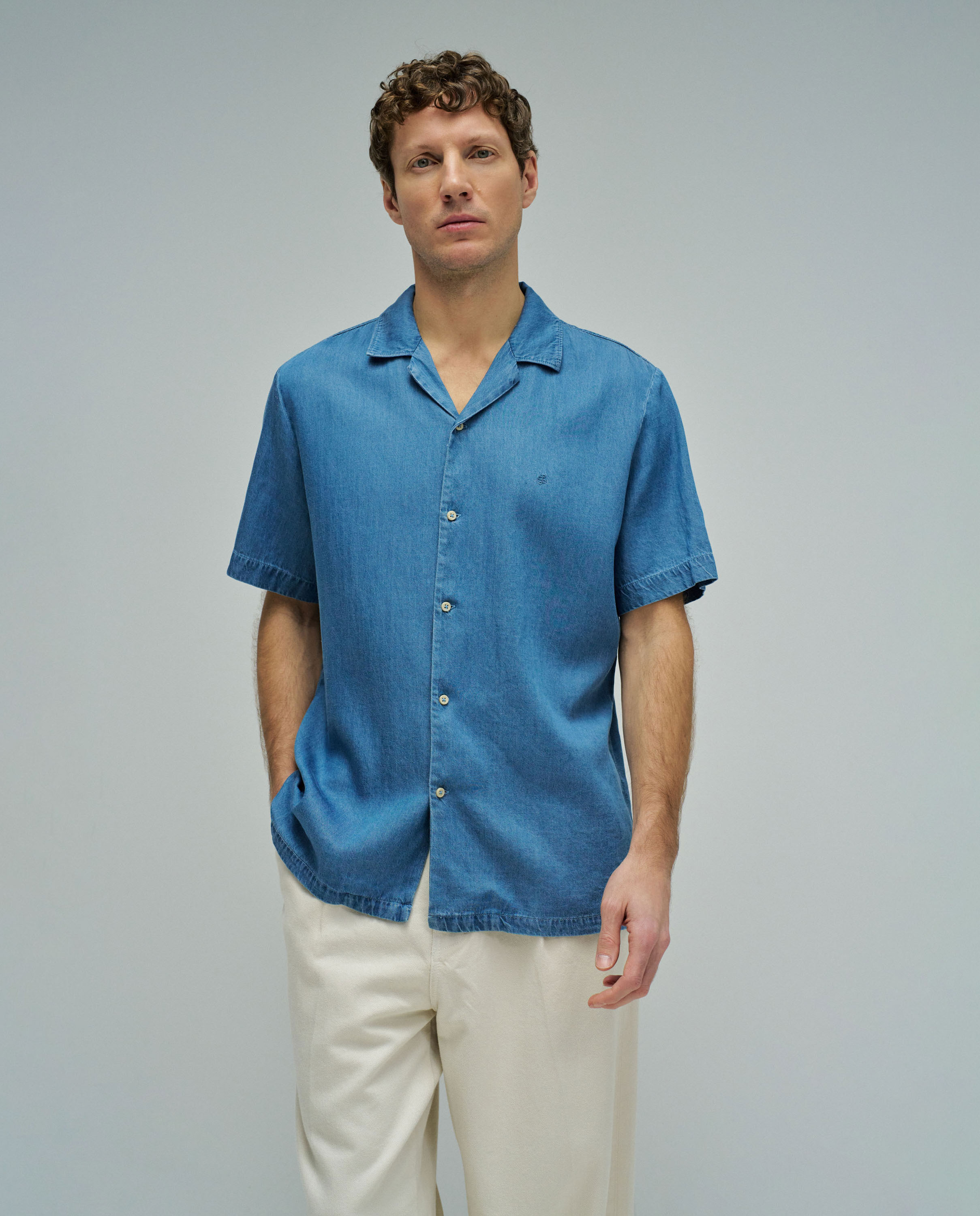 Imagem 0 de Camisa em Denim Leve Corte Regular