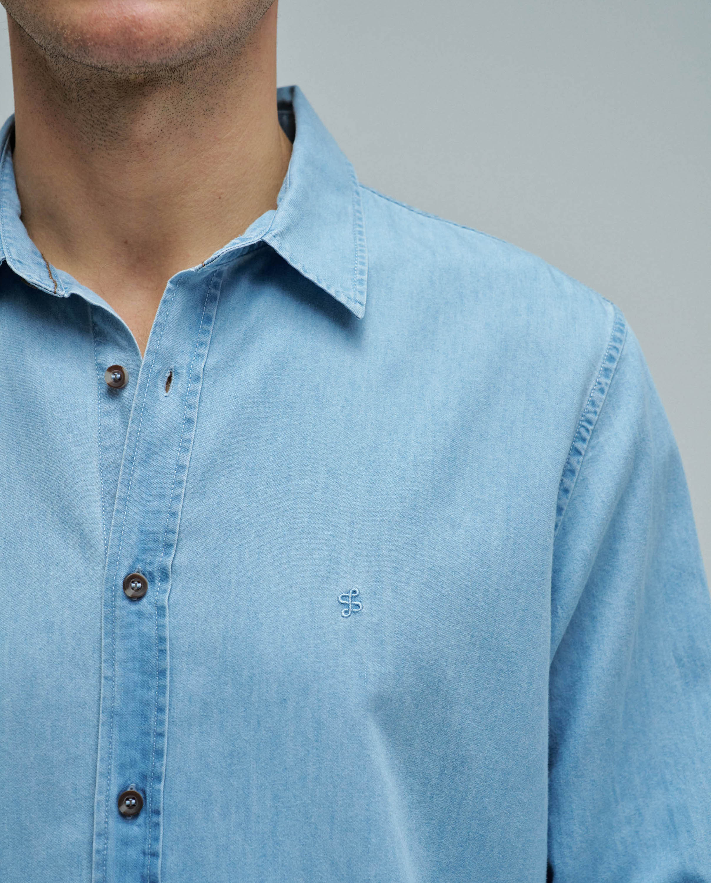 Camisa em Denim Leve Azul-4