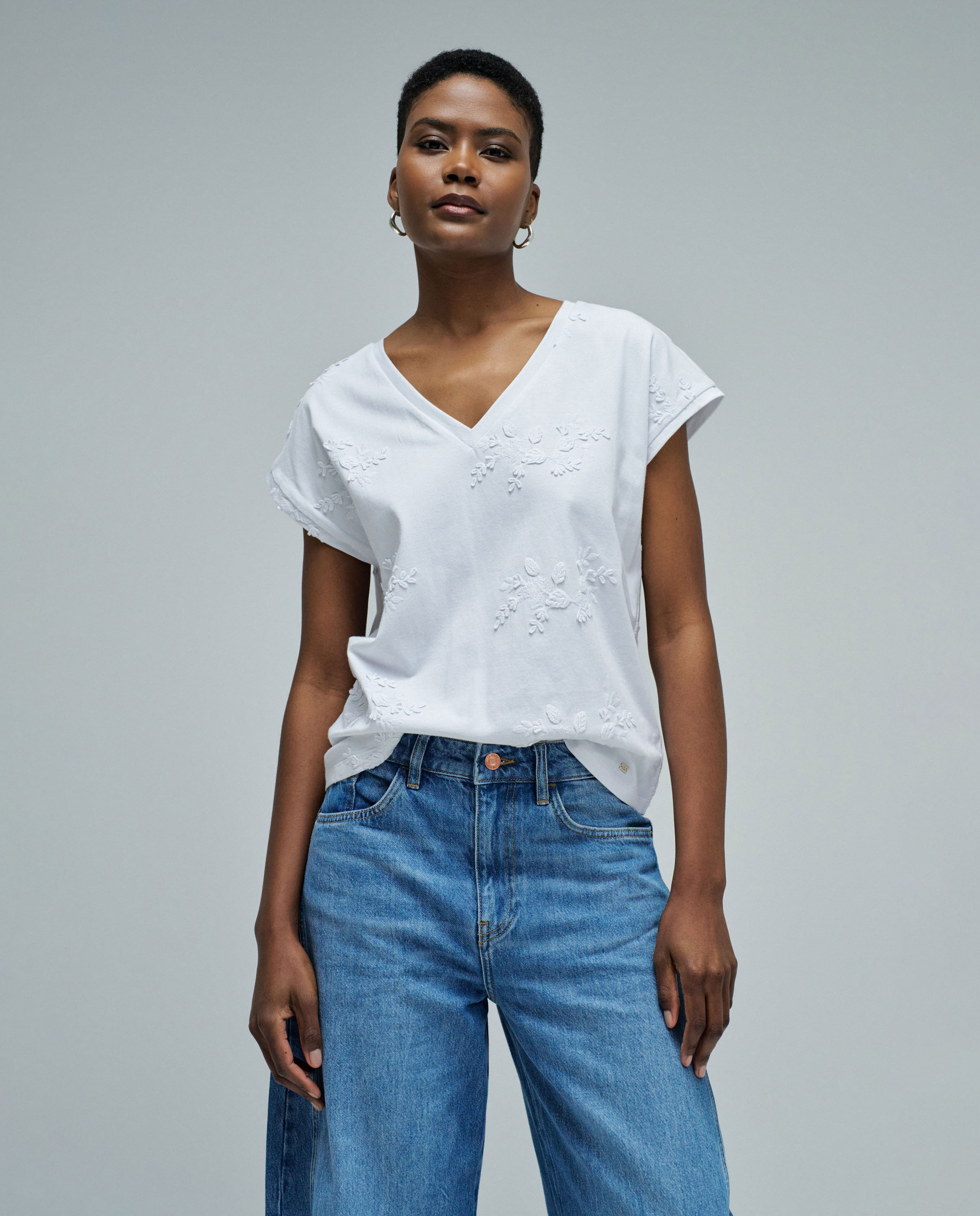 Imagem 0 de T-shirt com Bordados Florais
