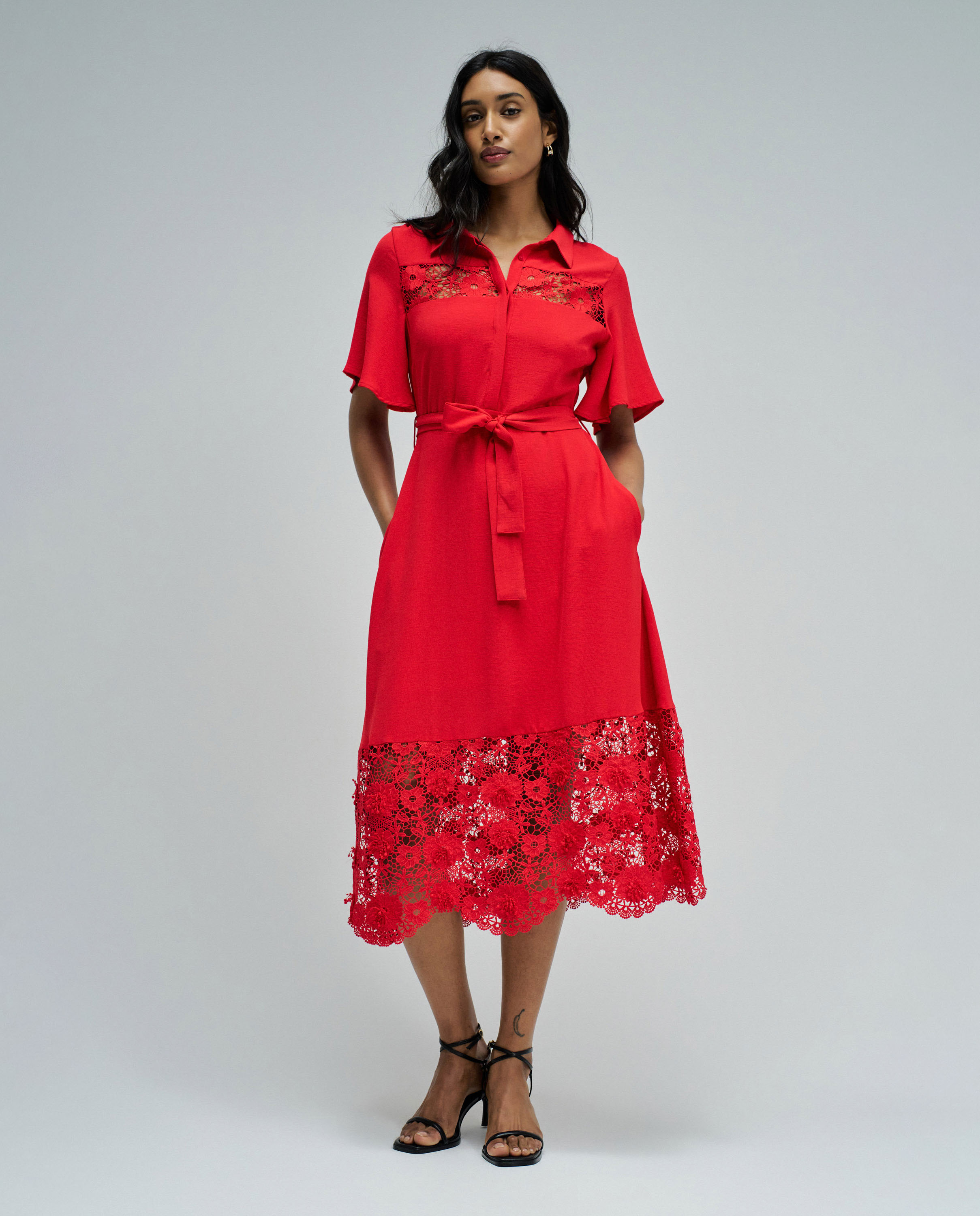 Imagem 0 de Vestido Tipo Camisa Midi com Renda