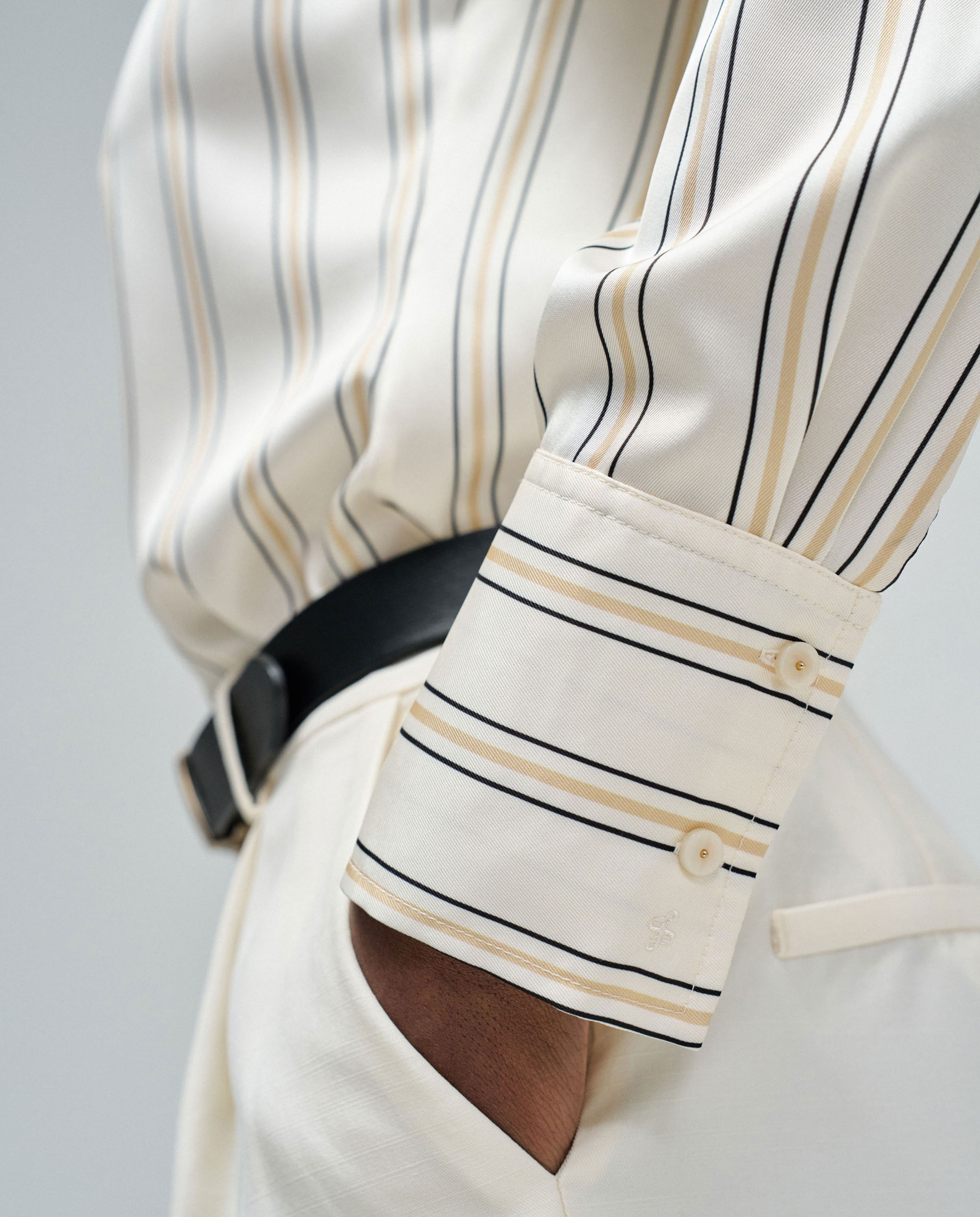 Camisa Acetinada com Estampado Bege-4