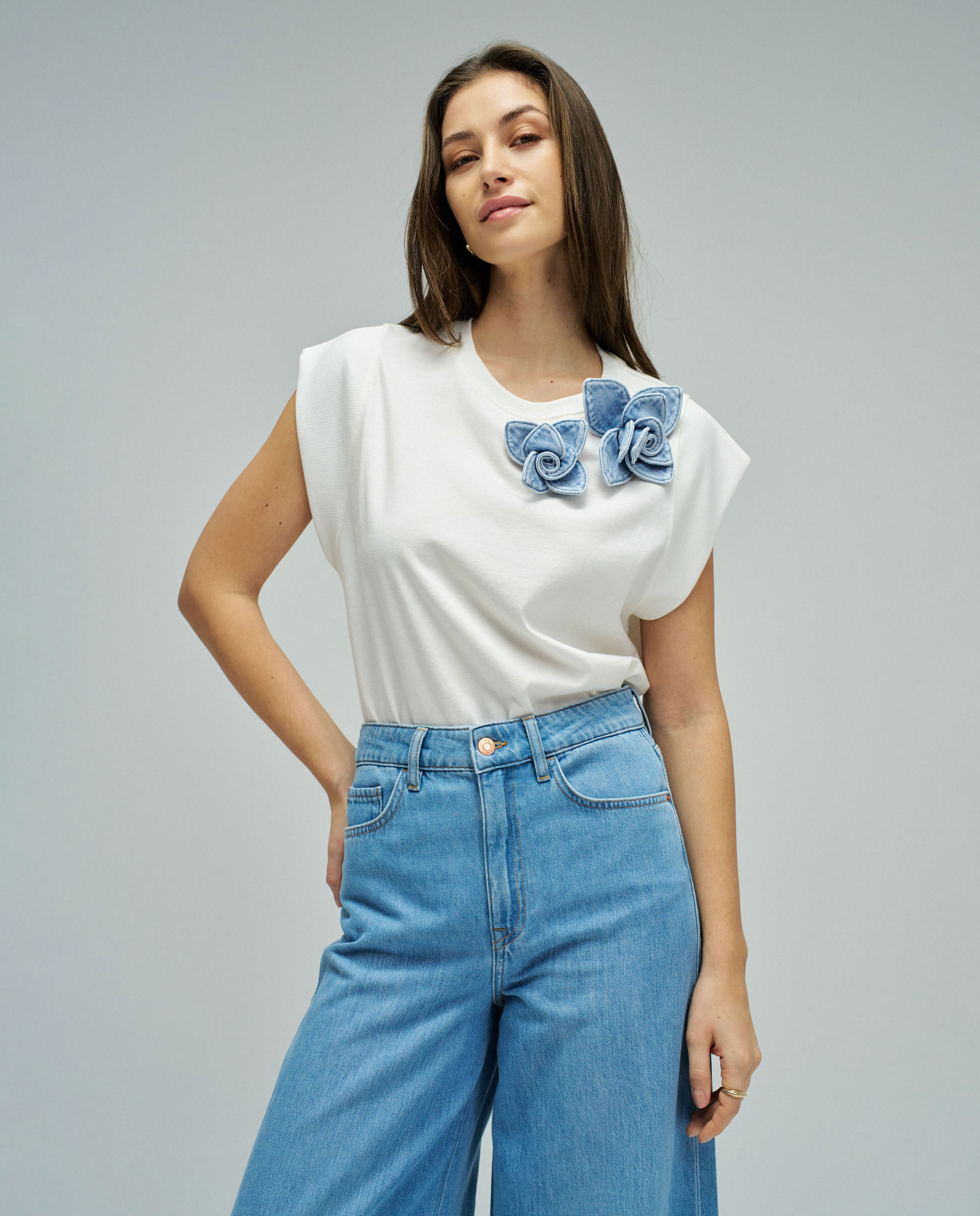 Imagem 0 de T-shirt com Aplicação Floral em Denim