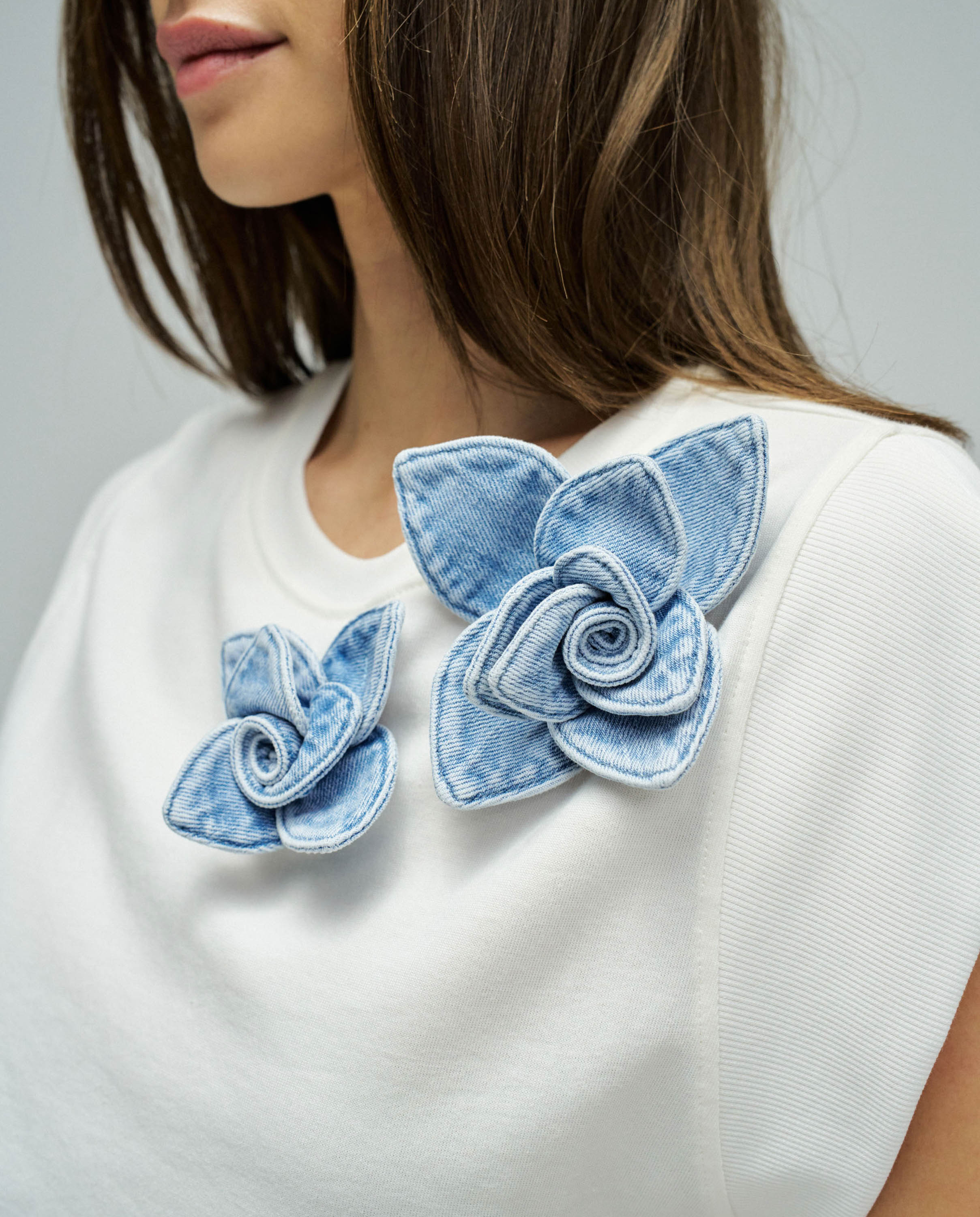 T-shirt com Aplicação Floral em Denim Branco-4