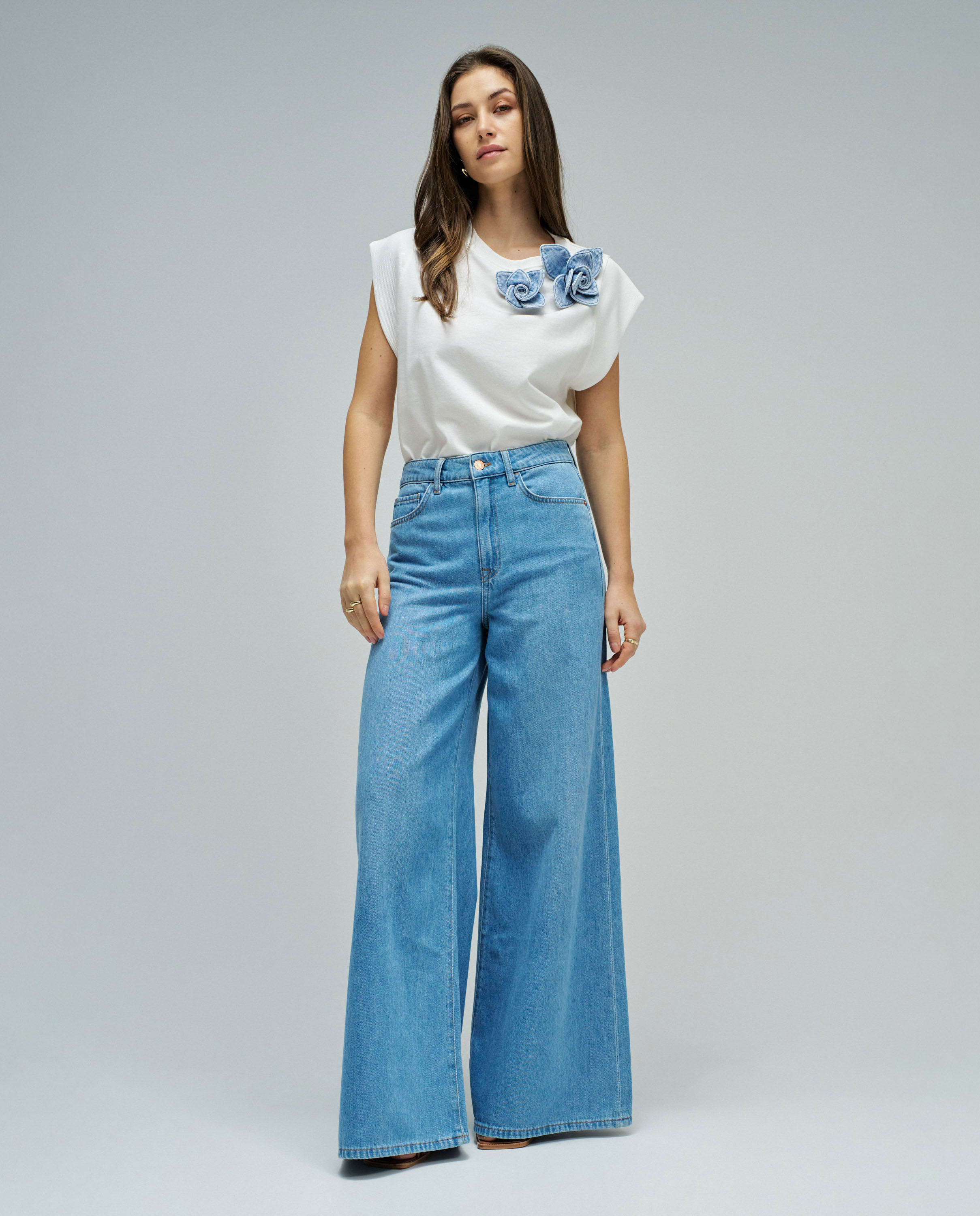 T-shirt com Aplicação Floral em Denim Branco-5