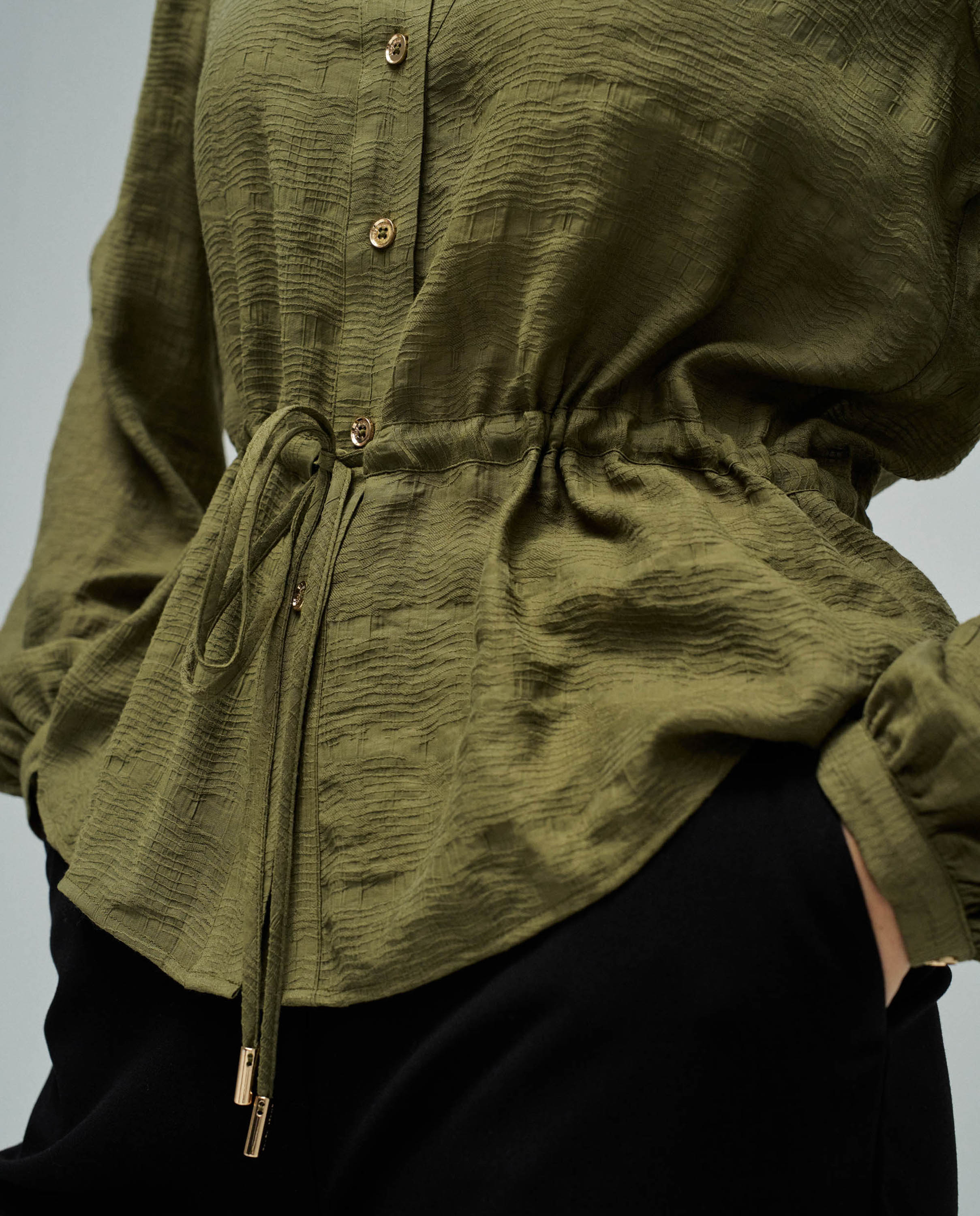 Blusa Texturada com Cinto Verde Azeitona-4