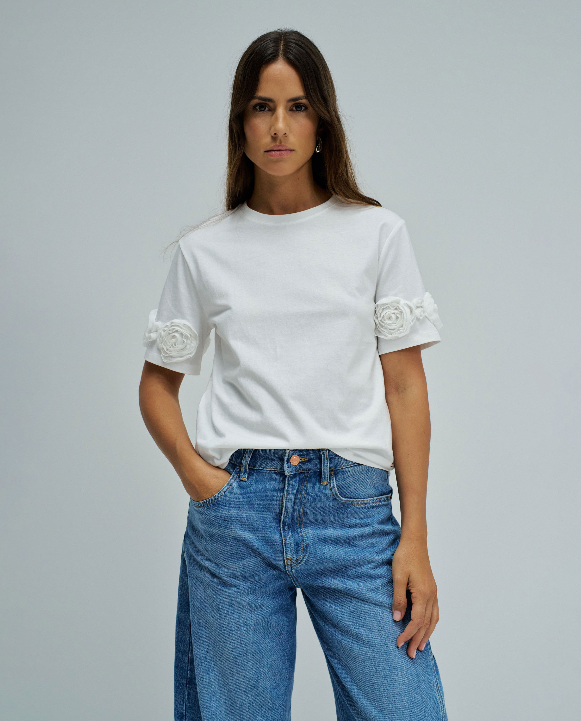 Imagem 0 de T-shirt com Apliques Florais Tridimensionais