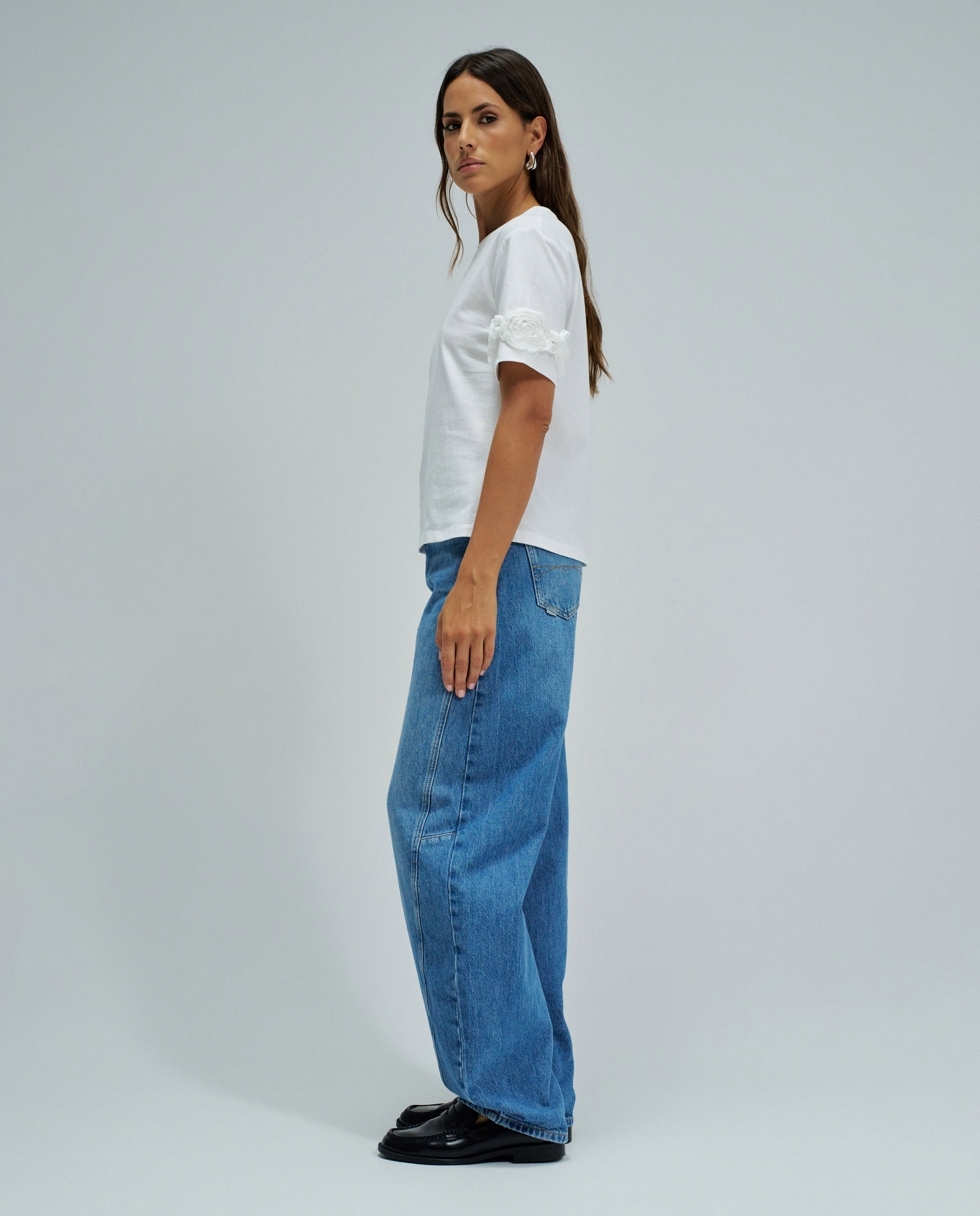 T-shirt com Apliques Florais Tridimensionais Branco-2