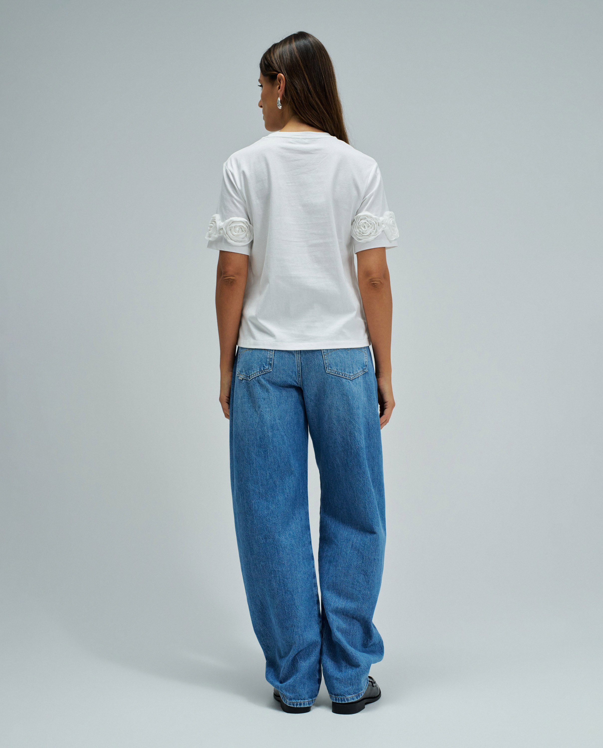 T-shirt com Apliques Florais Tridimensionais Branco-3