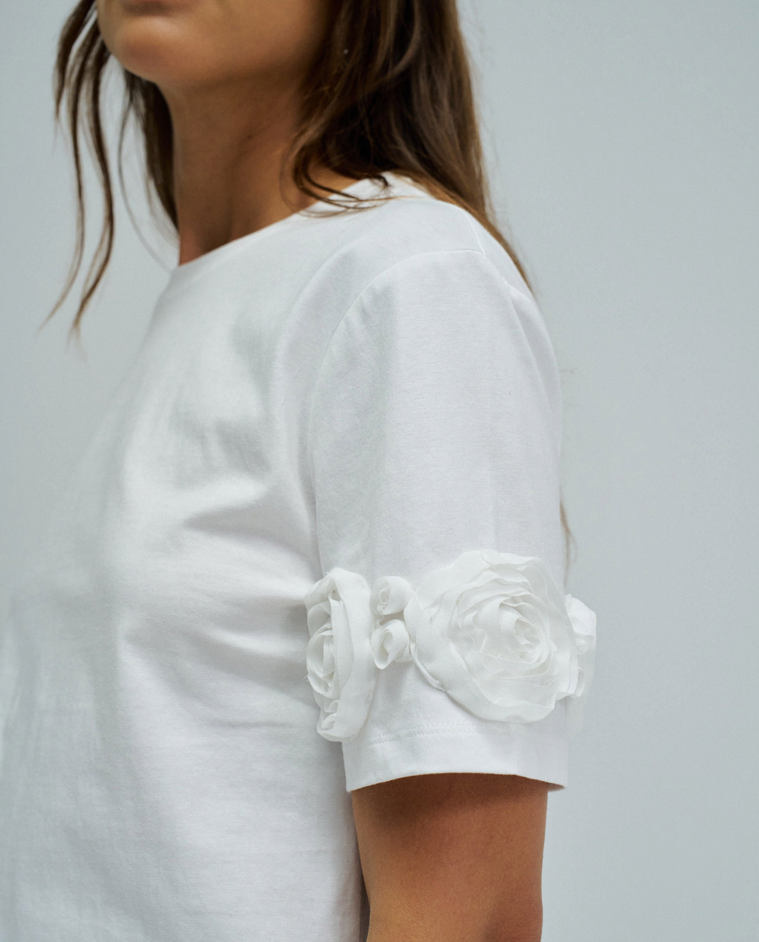T-shirt com Apliques Florais Tridimensionais Branco-4
