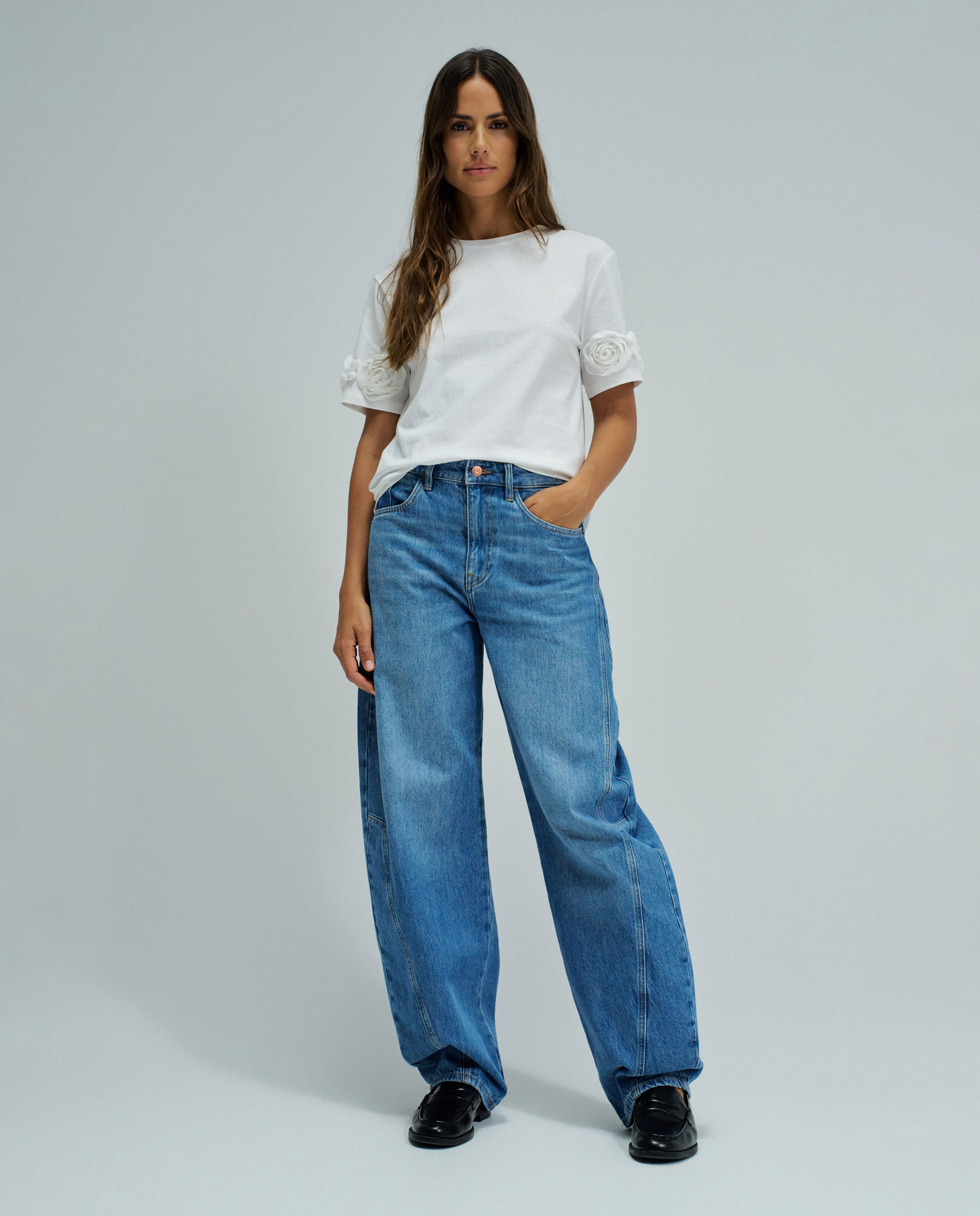 T-shirt com Apliques Florais Tridimensionais Branco-5