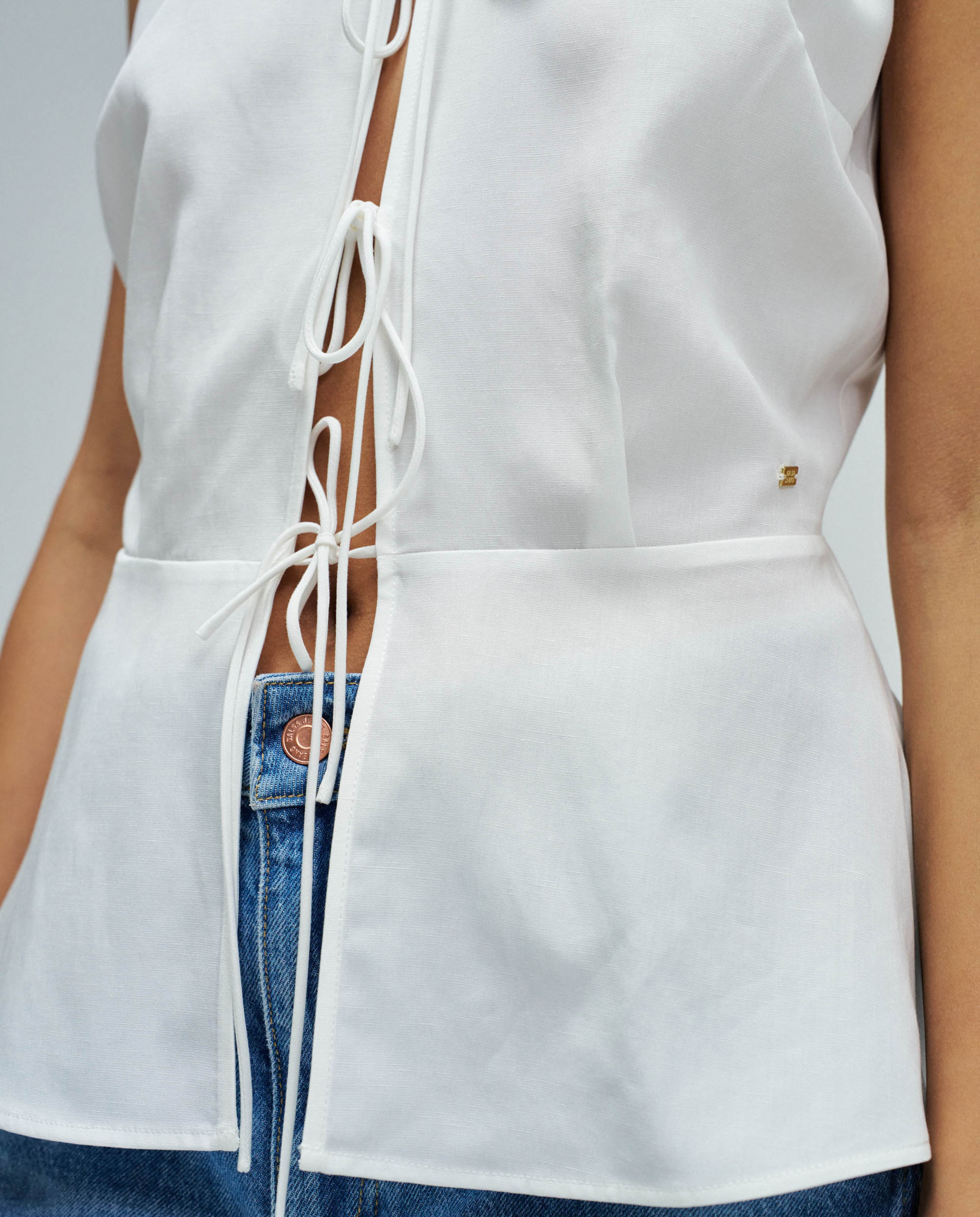 Top em Lightdenim com Abertura Frontal Branco-4