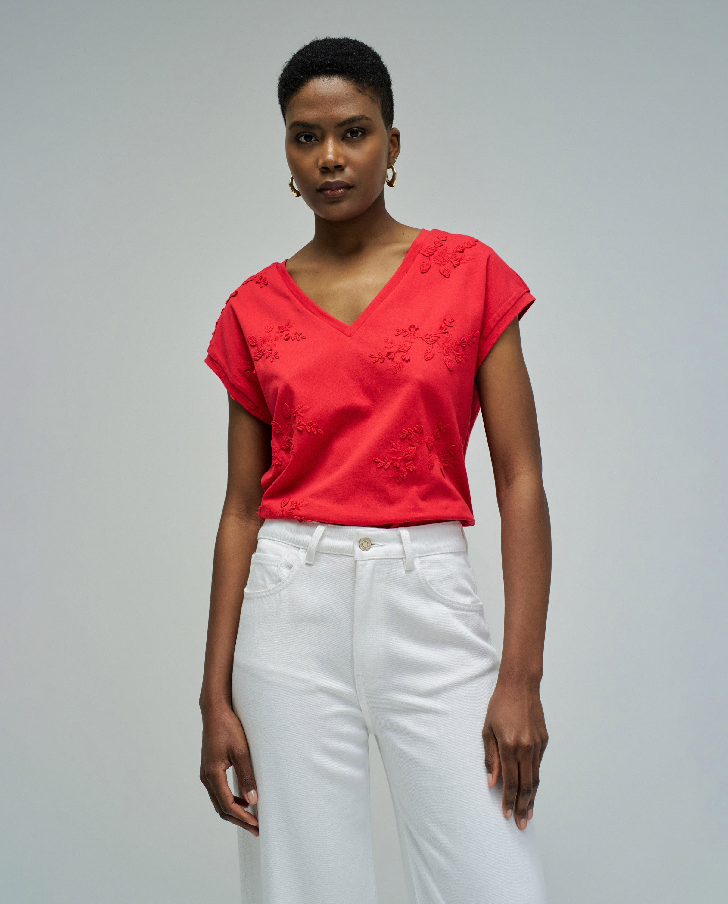 T-shirt com Bordados Florais Vermelho-1