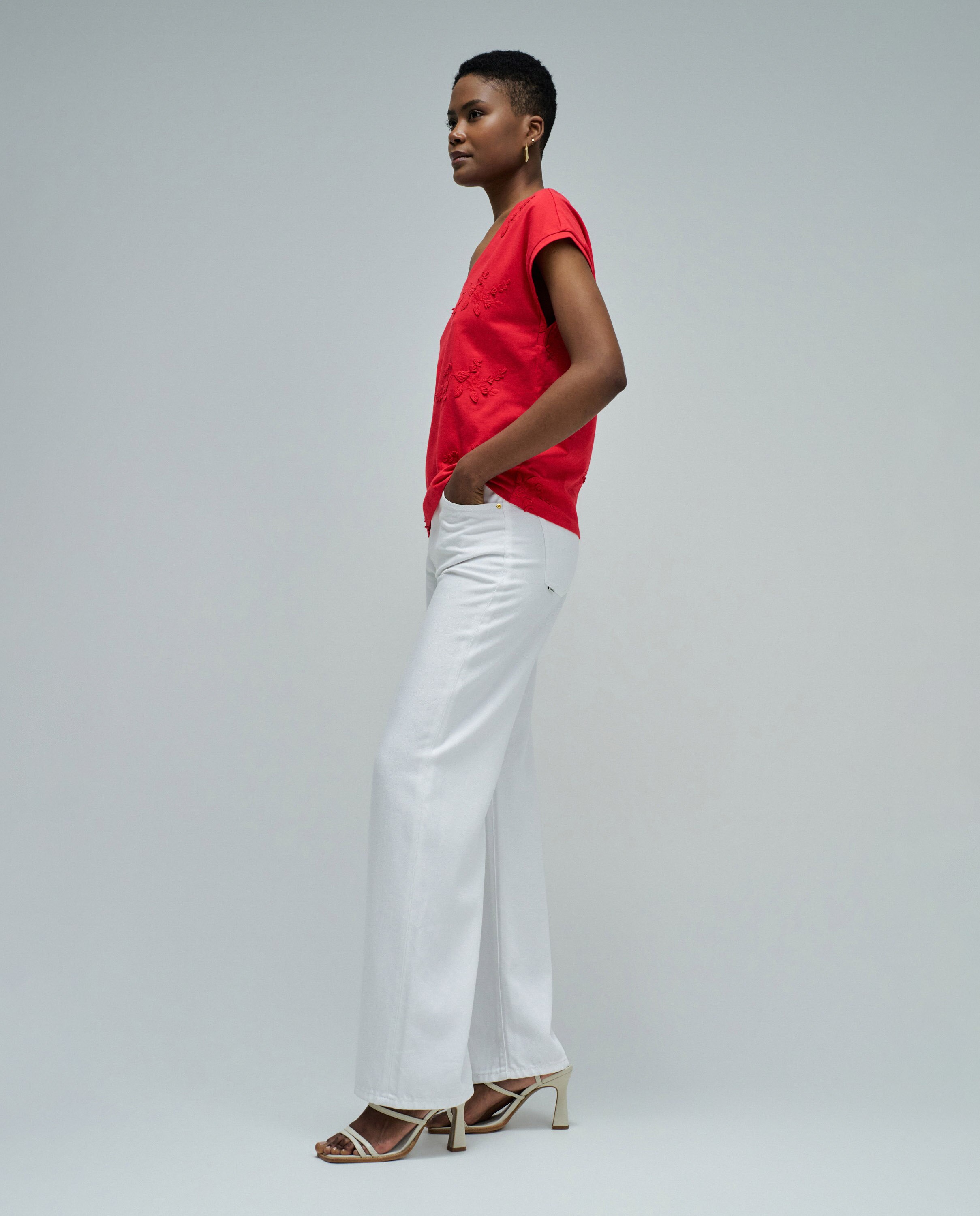 T-shirt com Bordados Florais Vermelho-2