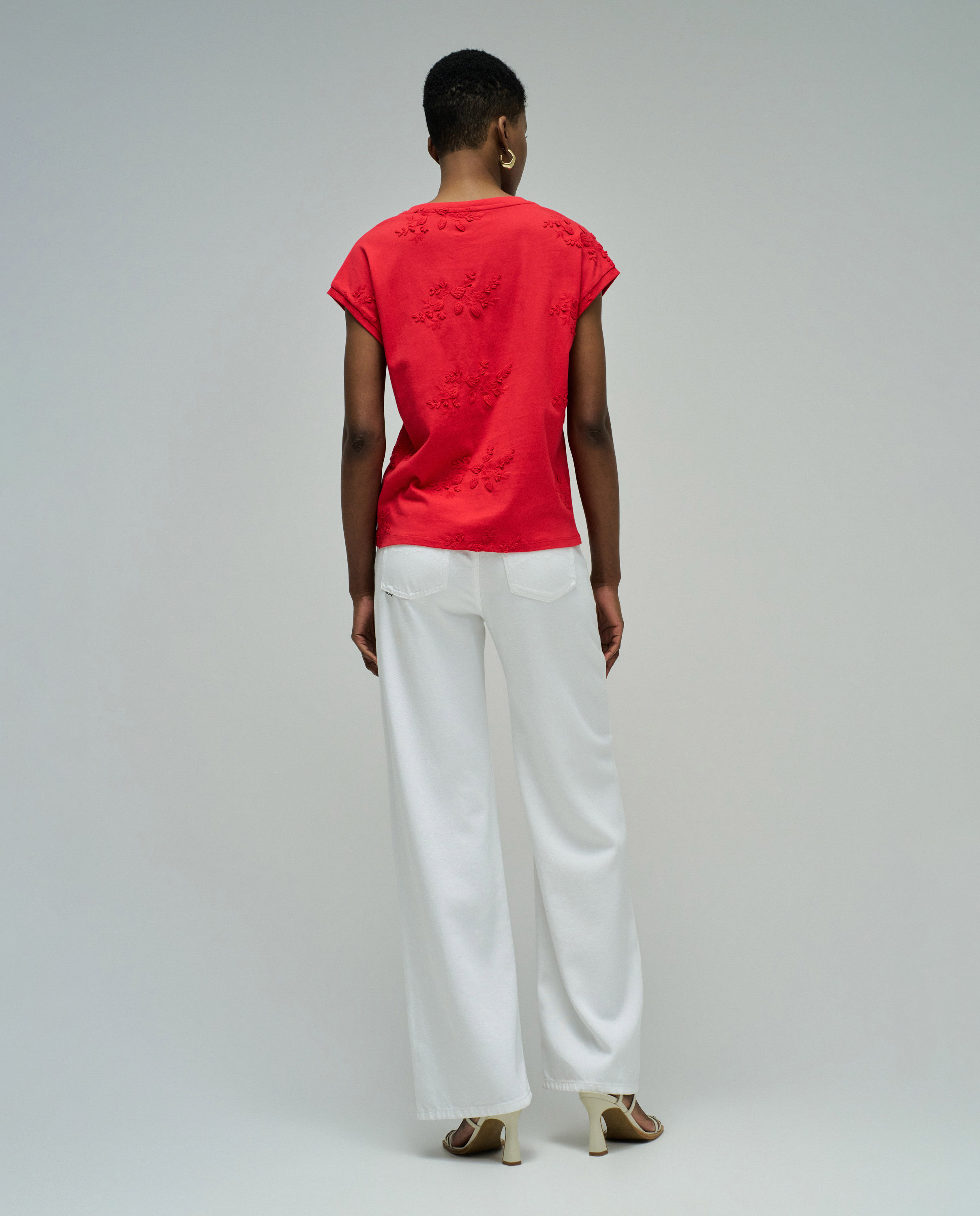 T-shirt com Bordados Florais Vermelho-3