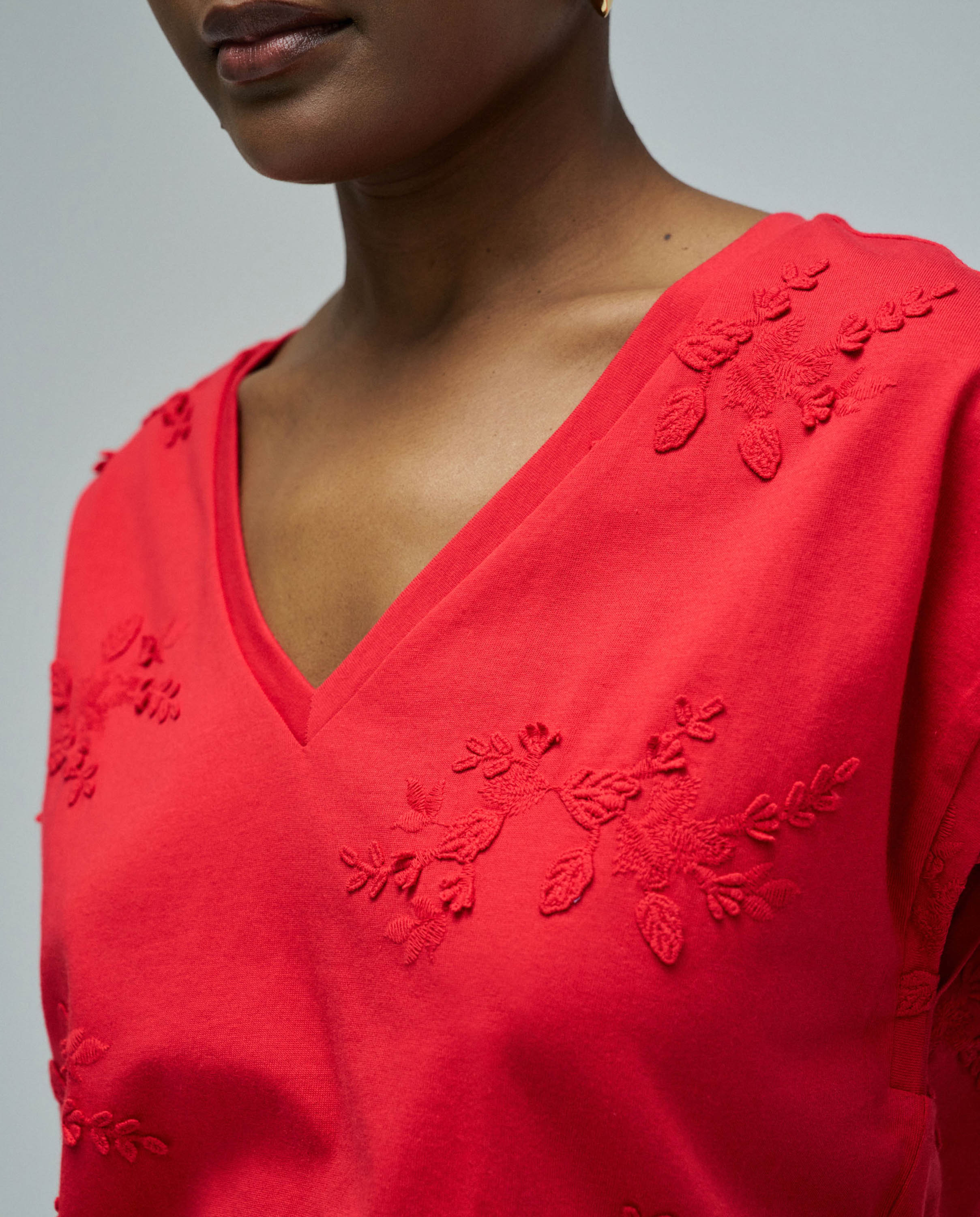 T-shirt com Bordados Florais Vermelho-4