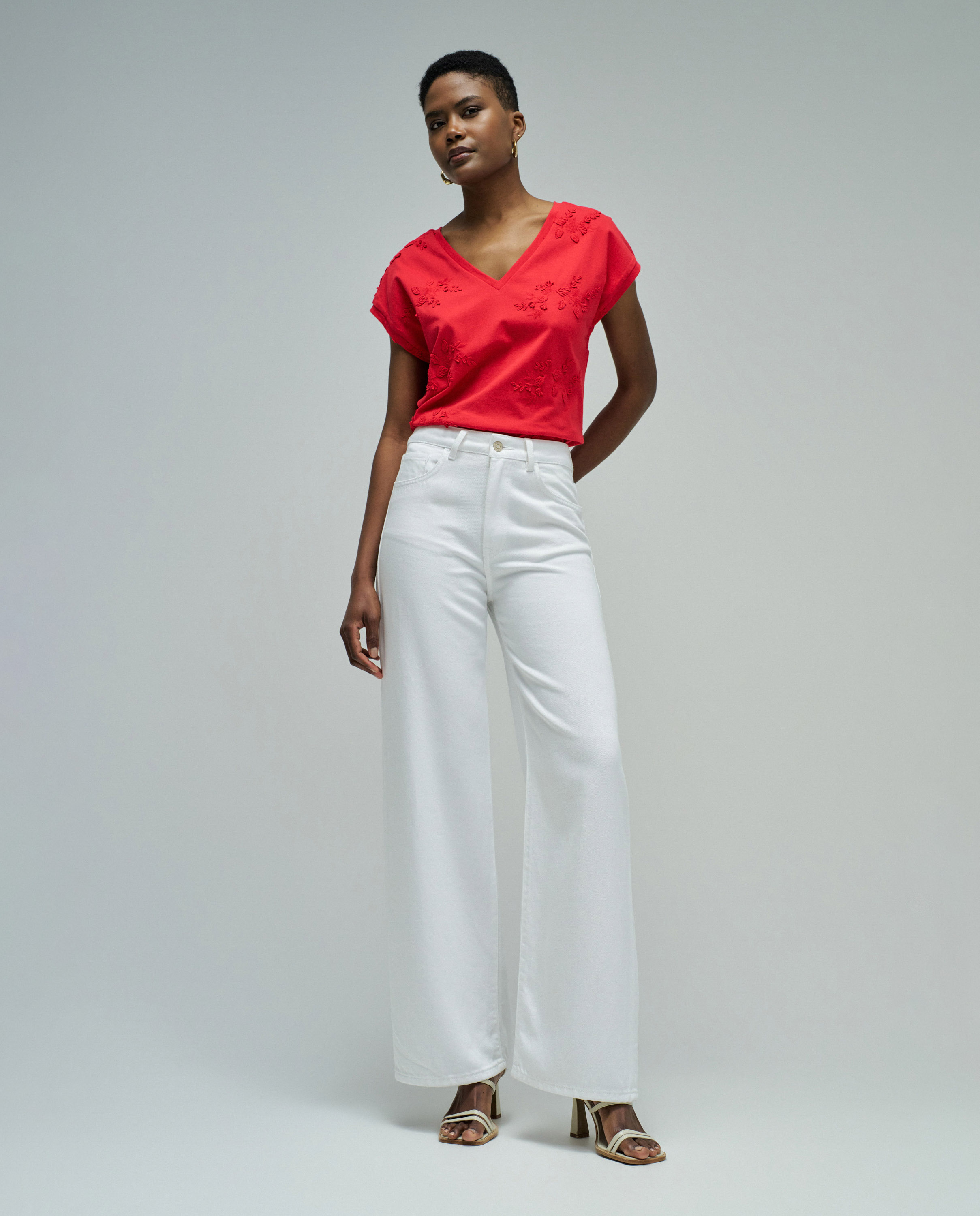 T-shirt com Bordados Florais Vermelho-5