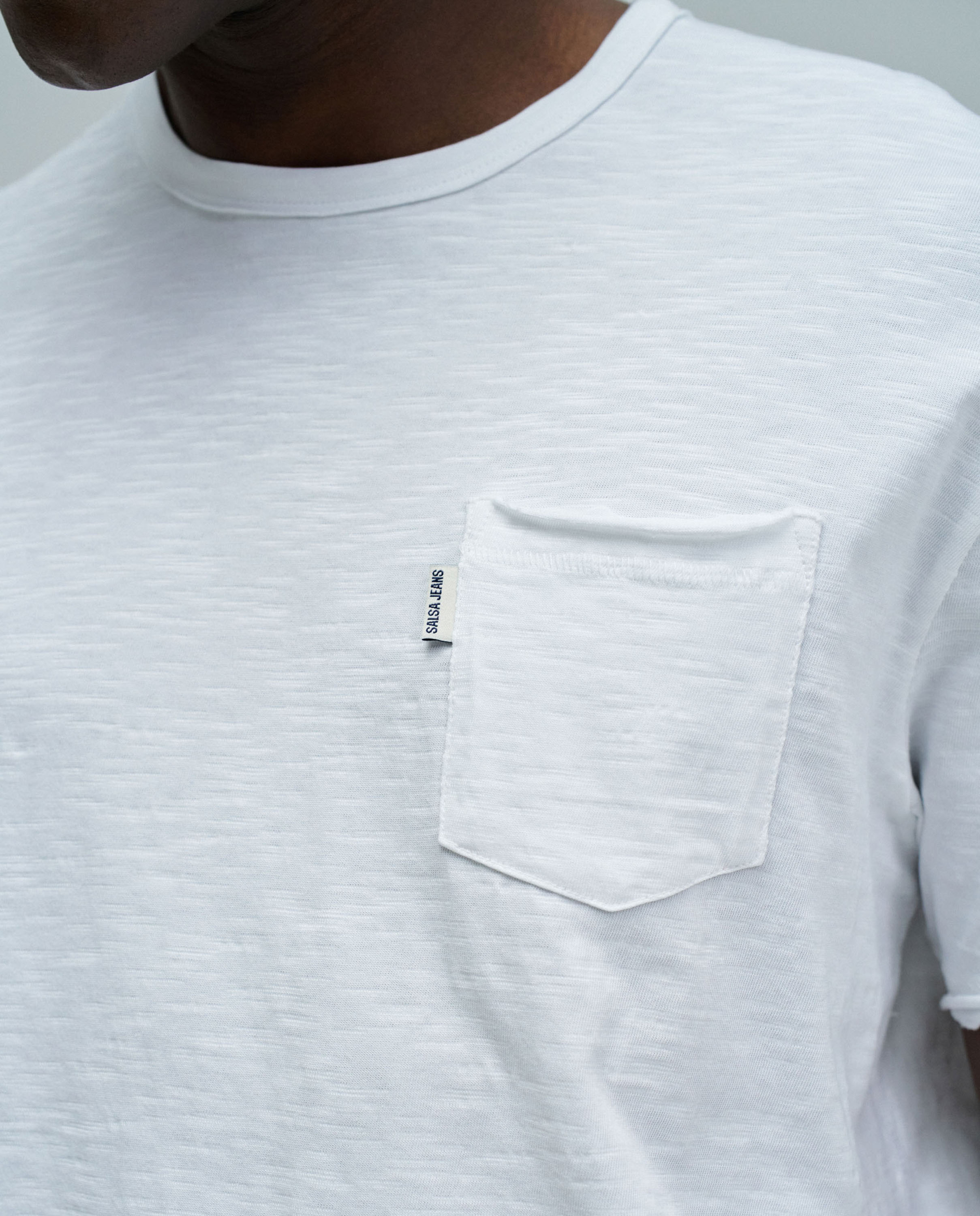 T-shirt com Bolso Branco-4