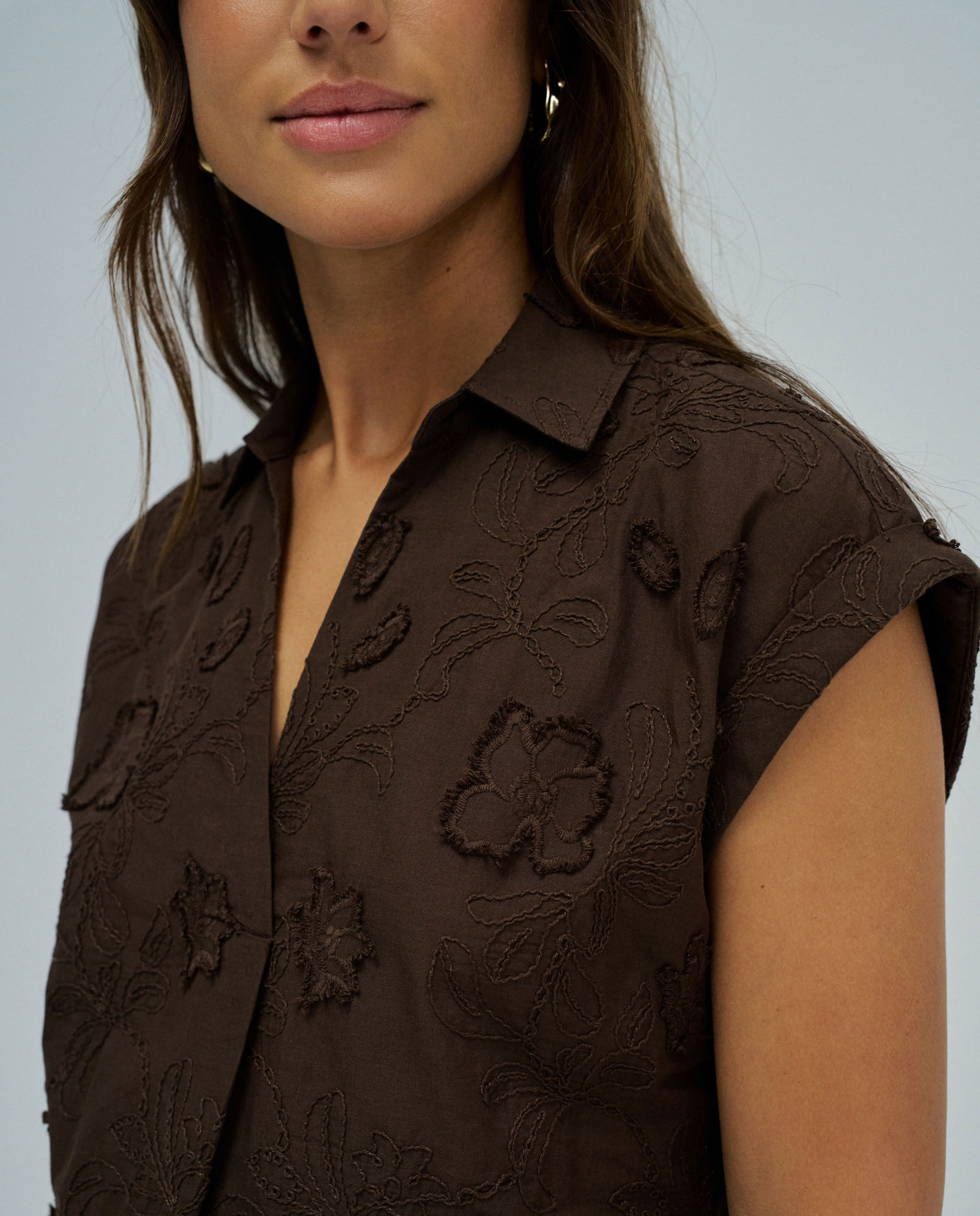 Camisa com Bordados Castanho-4
