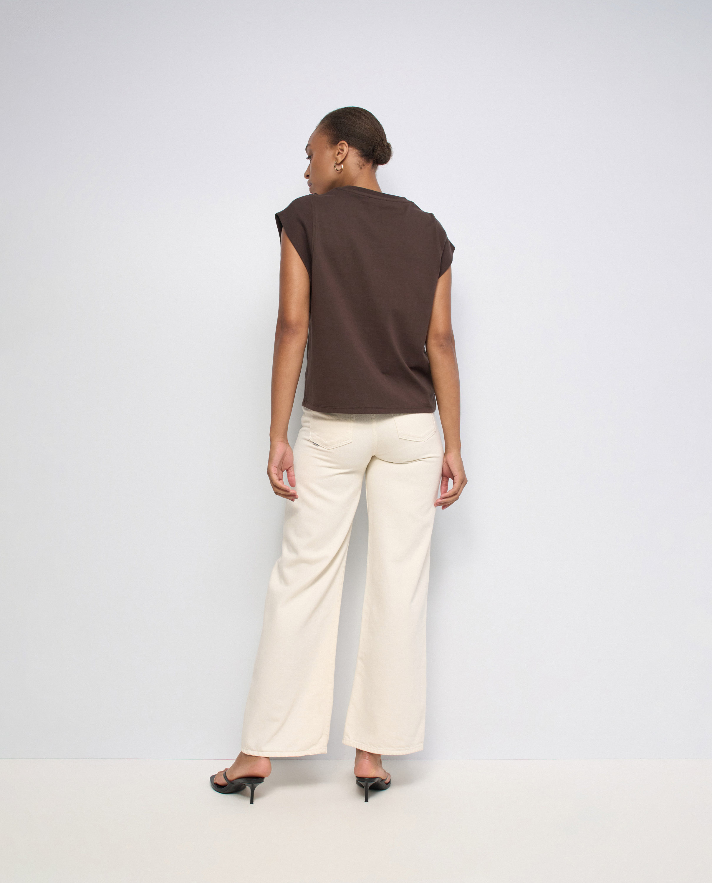 T-shirt com Aplique Floral Castanho-3