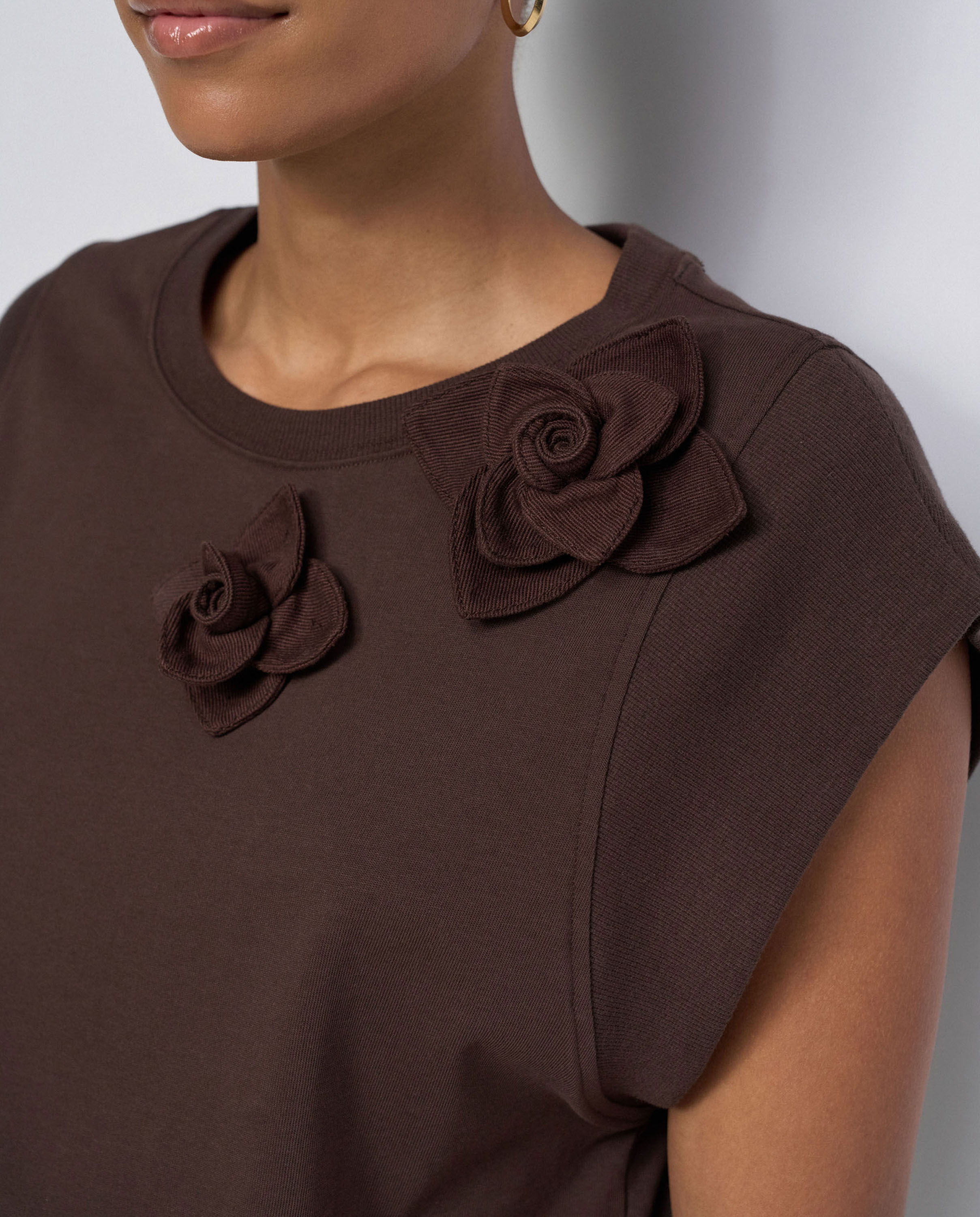 T-shirt com Aplique Floral Castanho-4