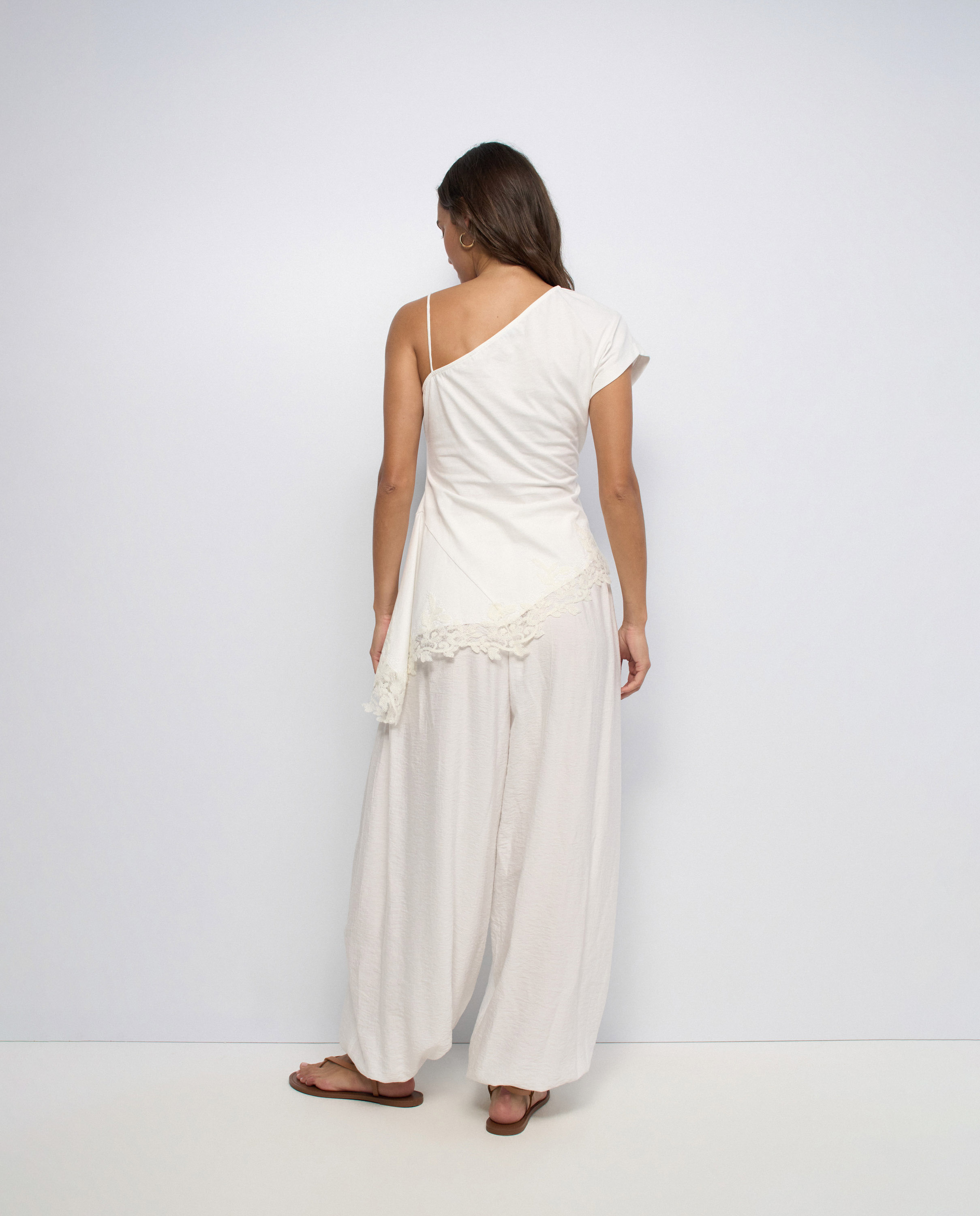 T-shirt Assimétrica com Renda Branco-3