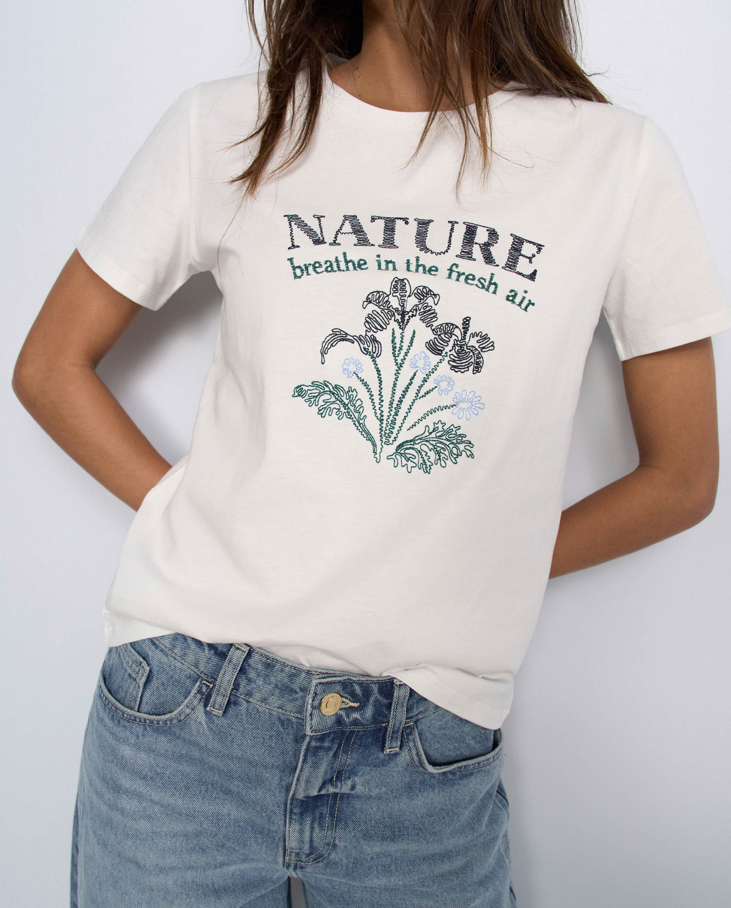 T-shirt com Bordado Branco-4