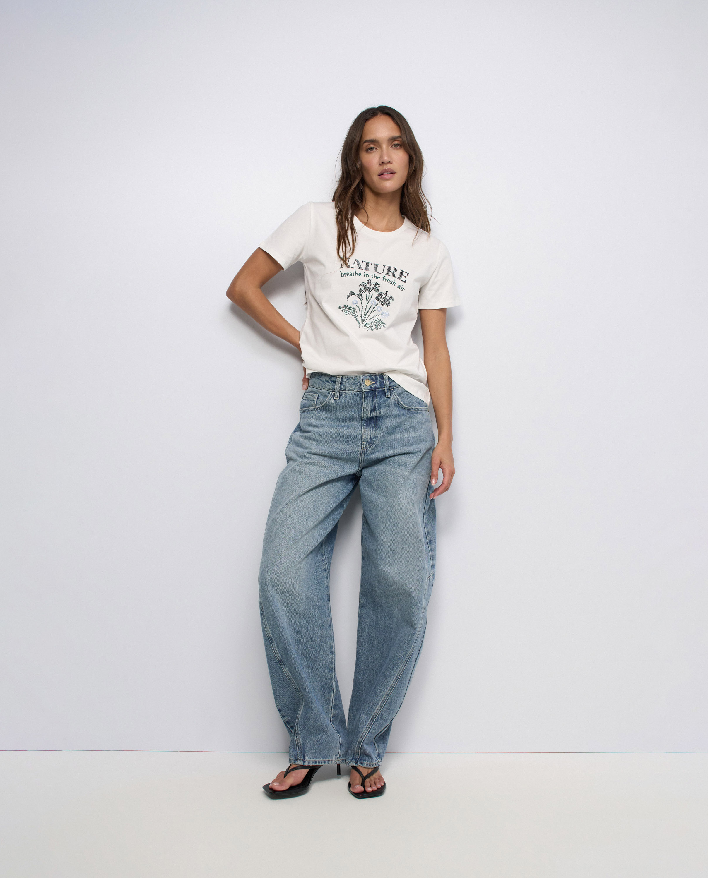 T-shirt com Bordado Branco-5
