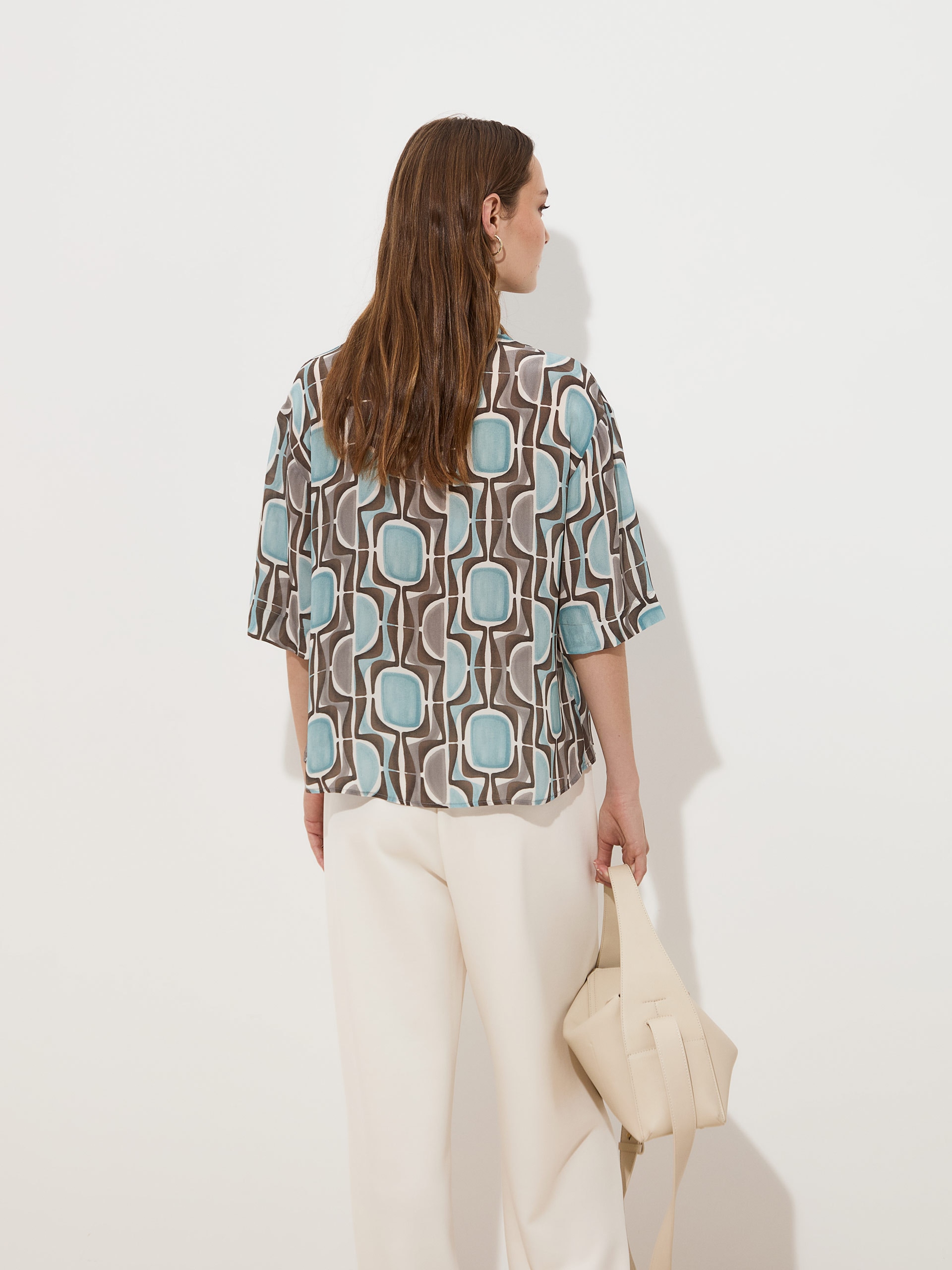 Camisa Fluída com Estampado Geométrico Azul-4