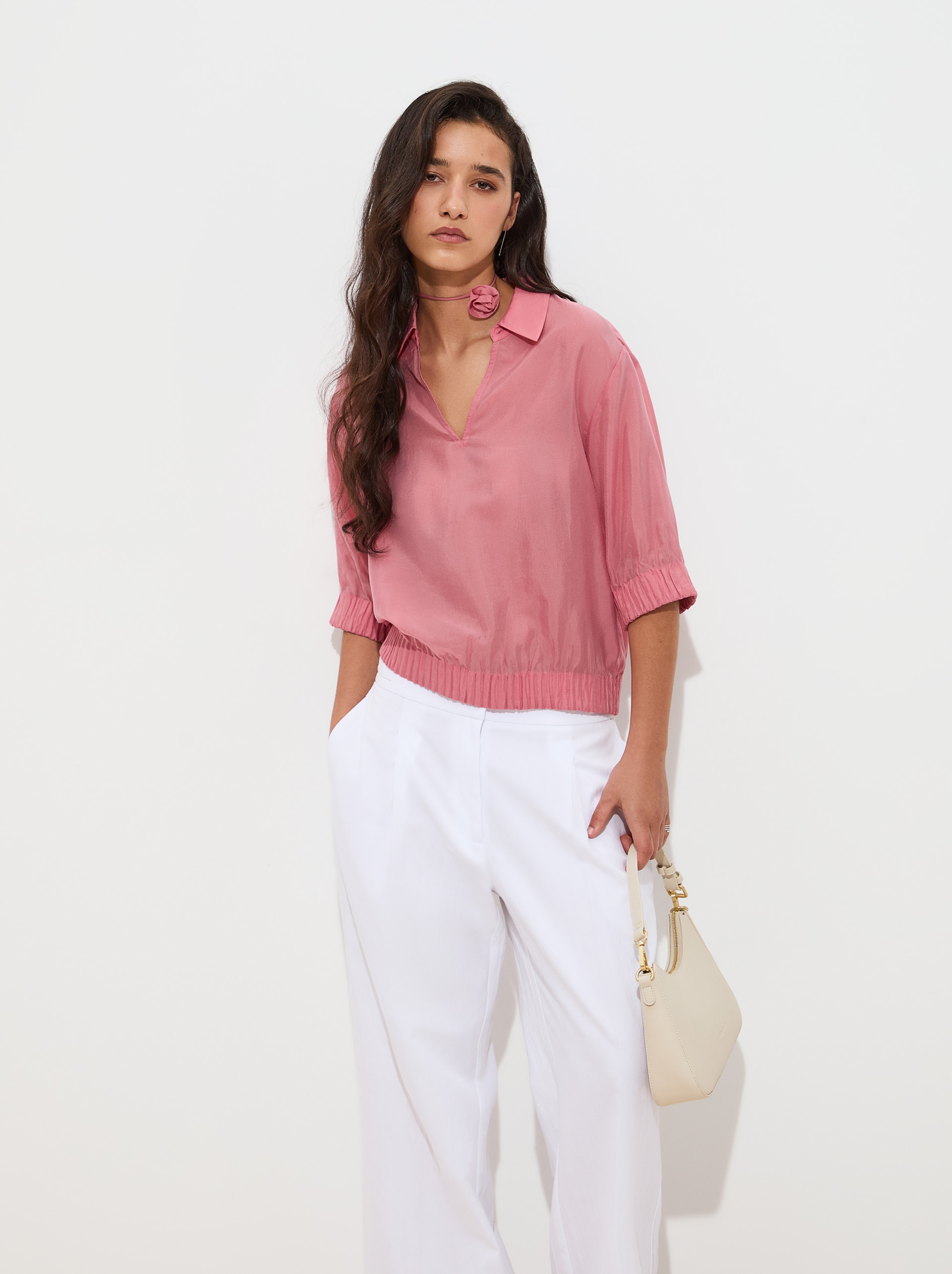 Imagem 0 de Blusa Fluida em Cupro com Flor