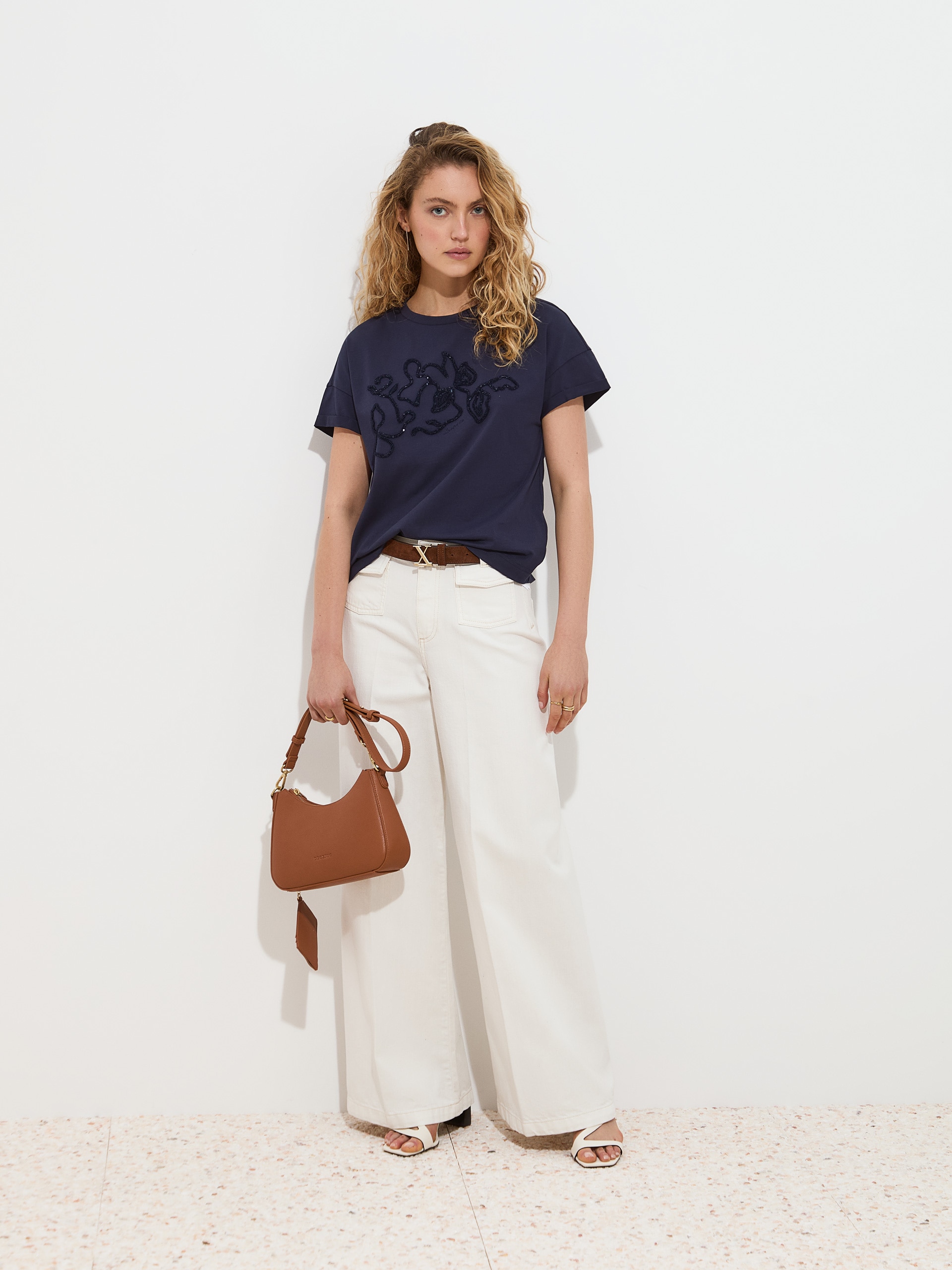 Imagem 0 de T-Shirt com Bordado em Relevo