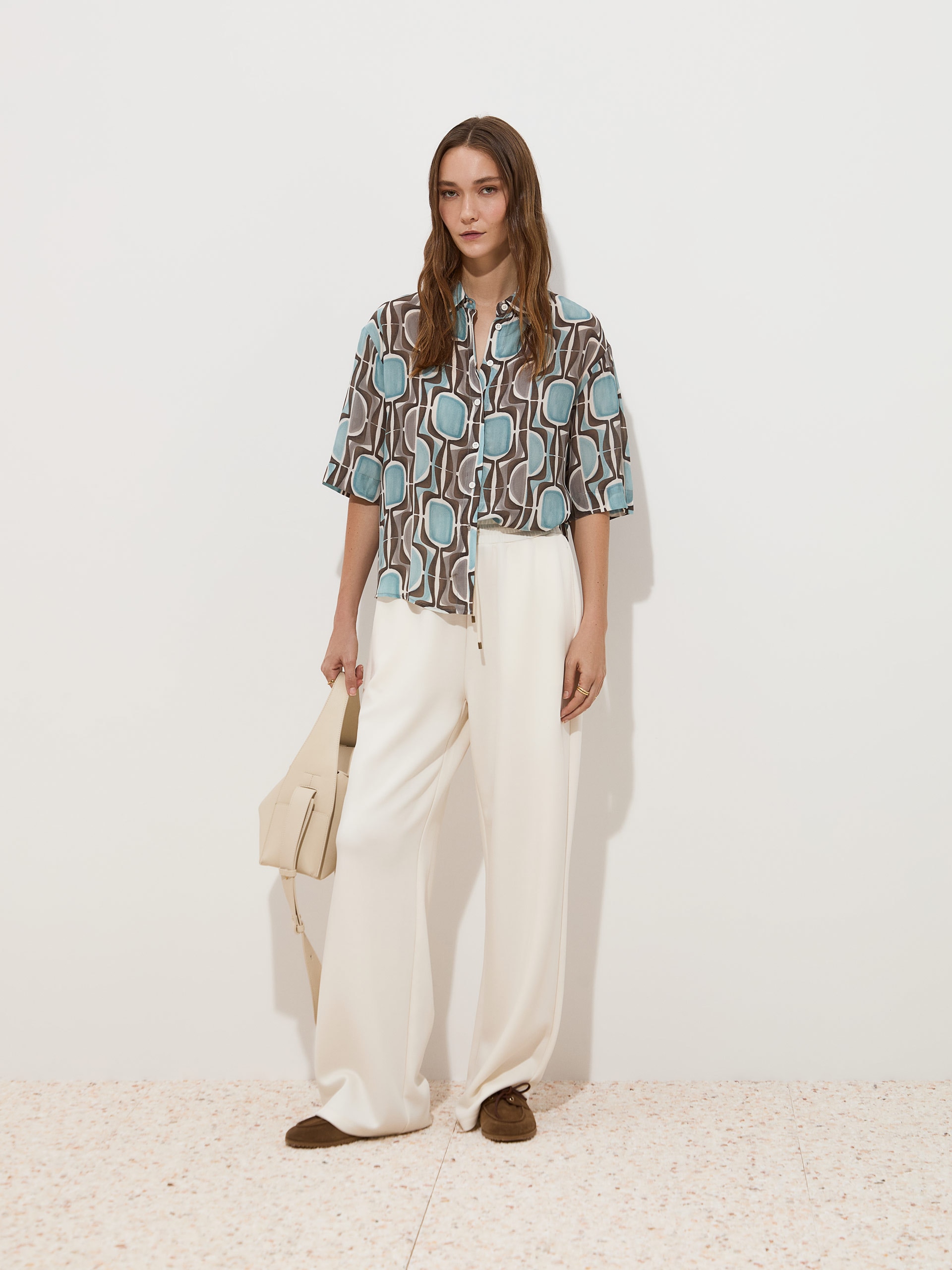 Imagem 0 de Camisa Fluída com Estampado Geométrico