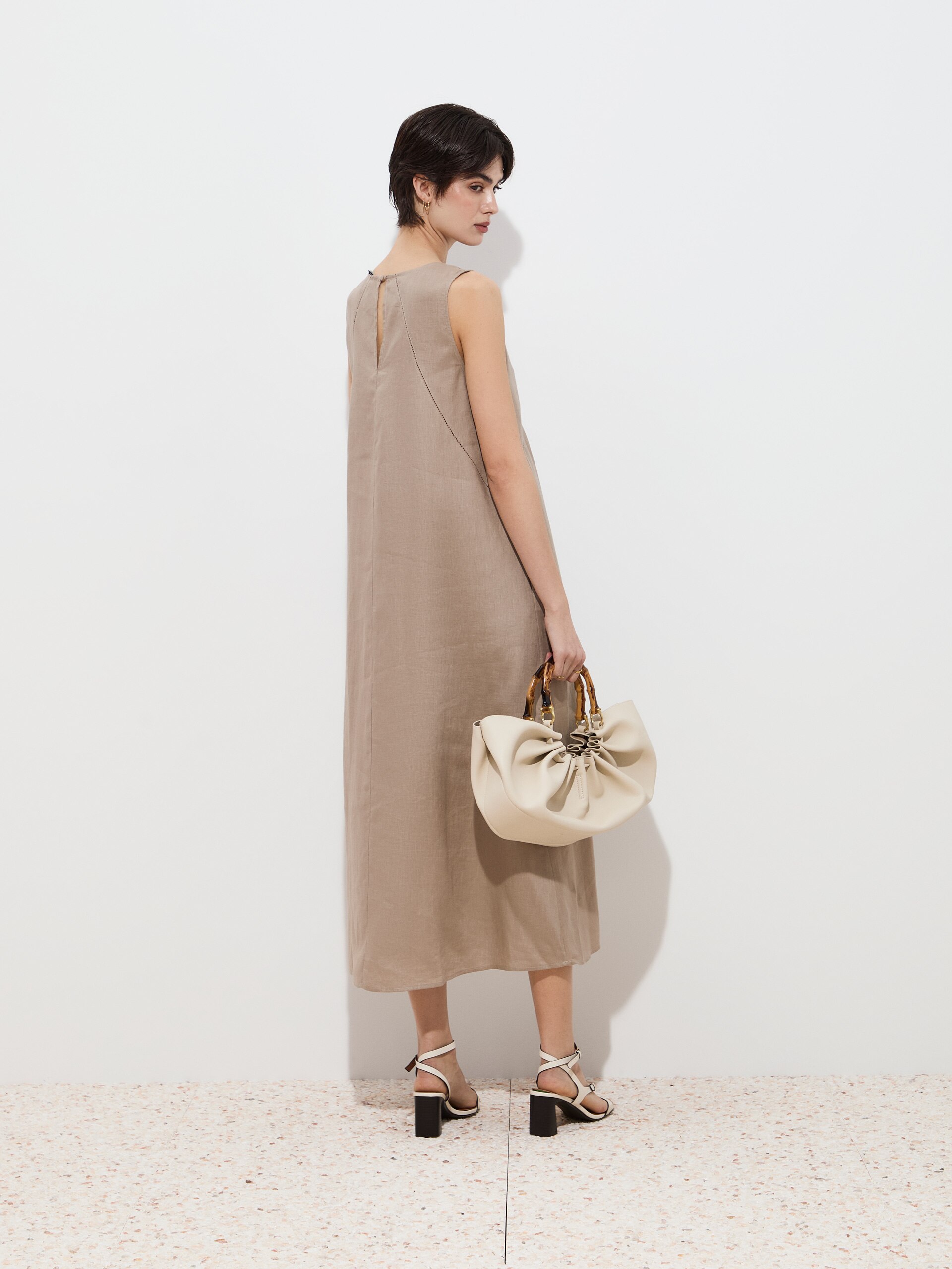 Vestido em Linho sem Mangas Bege-4