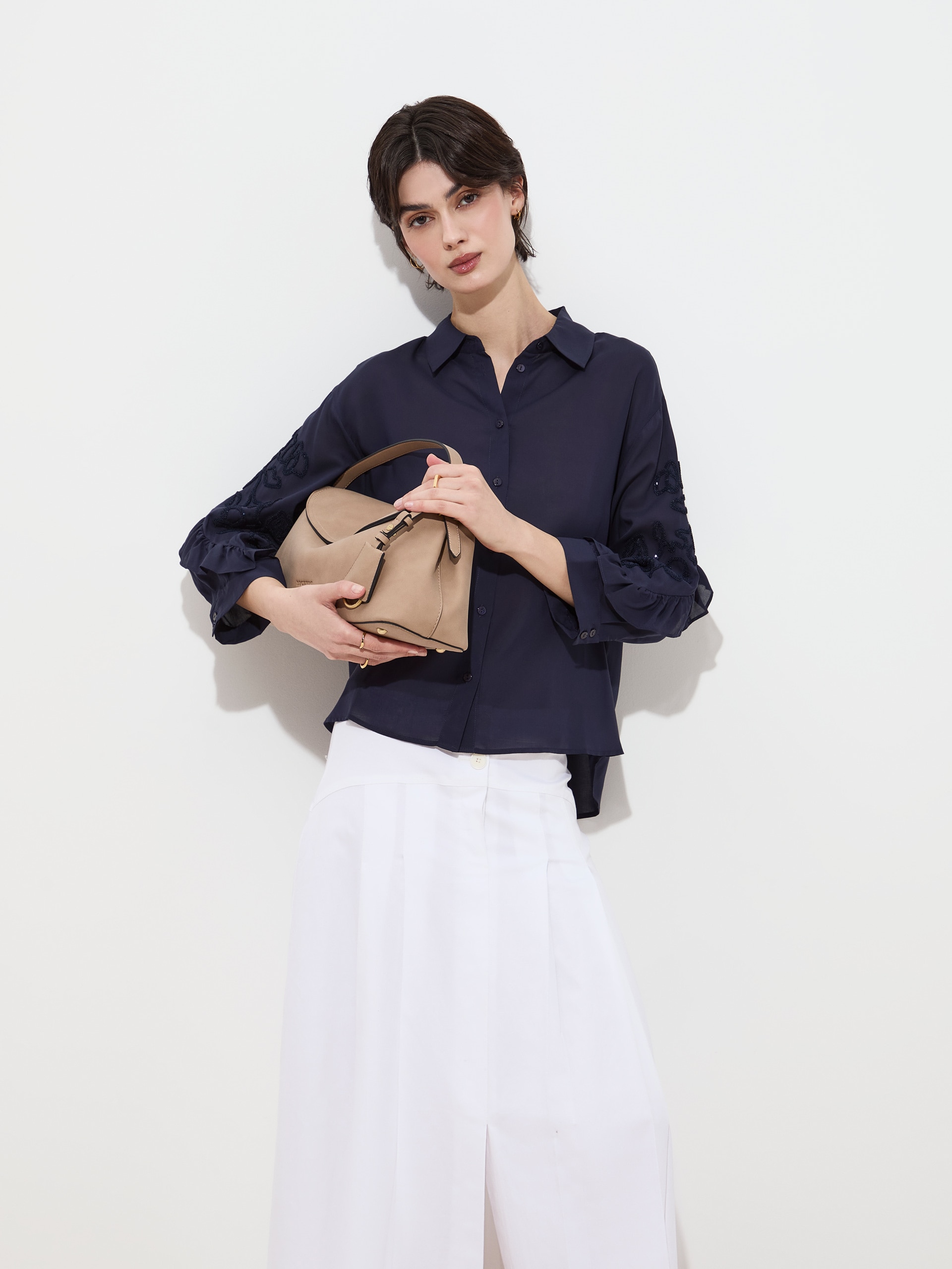 Blusa Fluída com Bordados Azul-marinho-1