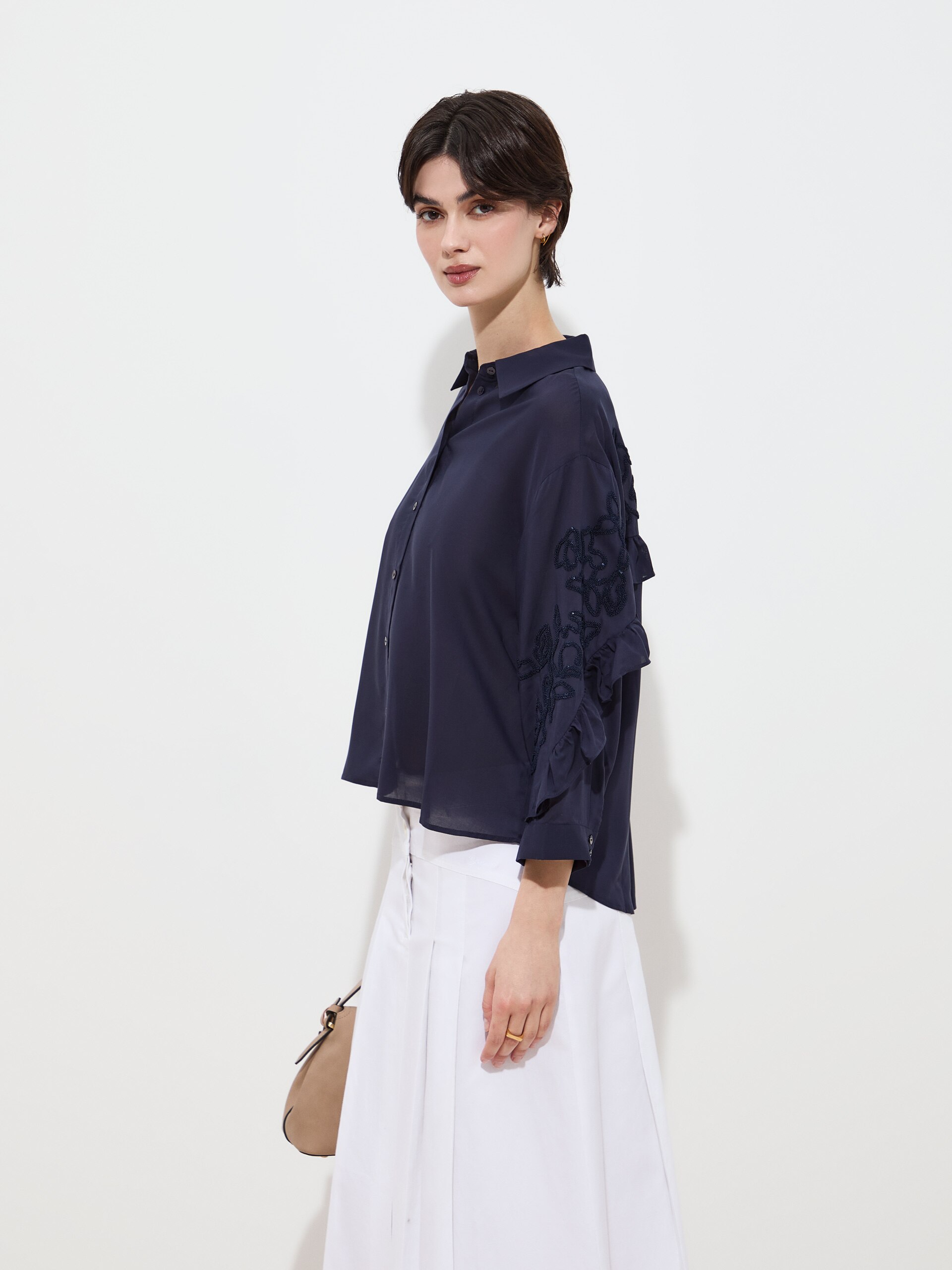 Blusa Fluída com Bordados Azul-marinho-3