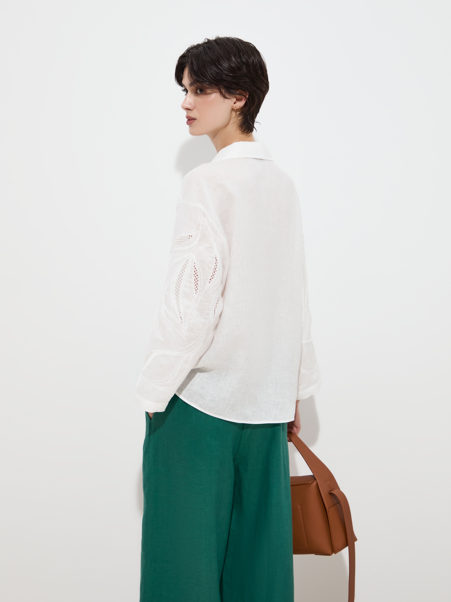 Camisa em Linho com Mangas Bordadas Branco-4